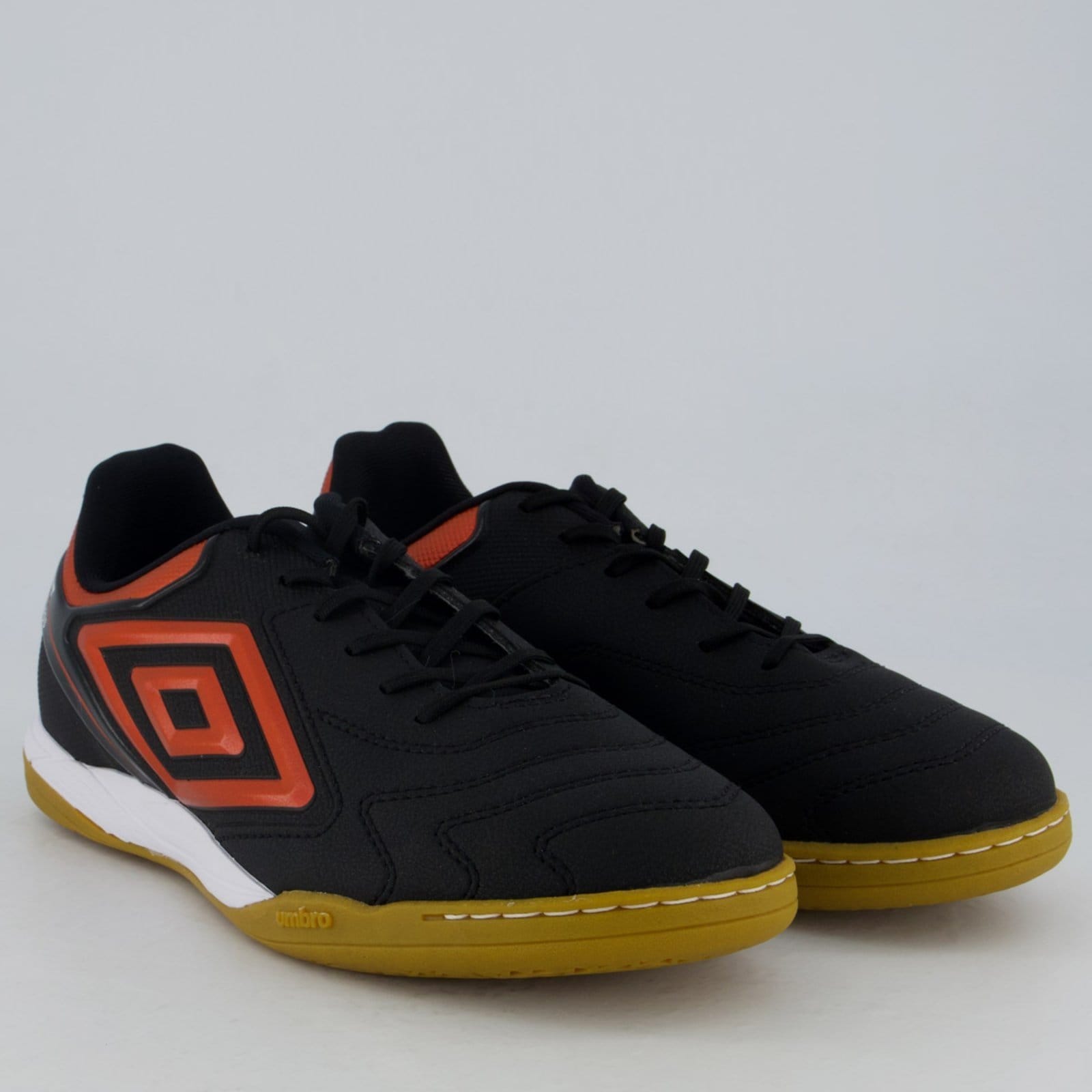 Vista 2 Chuteira Umbro Adamant Master Class Club Futsal Preta e Vermelha Umbro preto