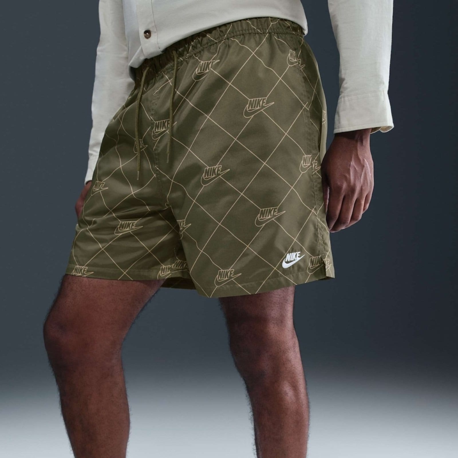 Vista 2 Shorts Nike Club Woven Flop Masculino Nike Laranja