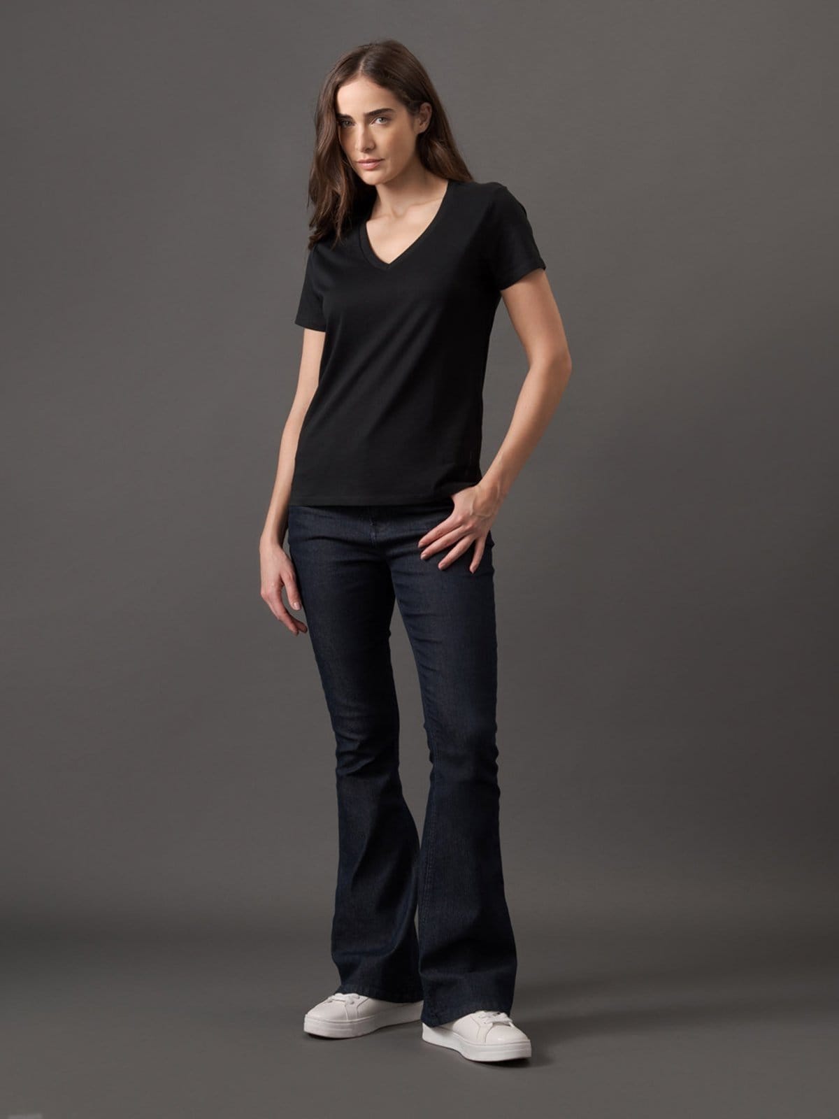 Vista 2 Camiseta Feminina Estampa Lateral Gola v Calvin Klein Jeans Calvin Klein Jeans preto