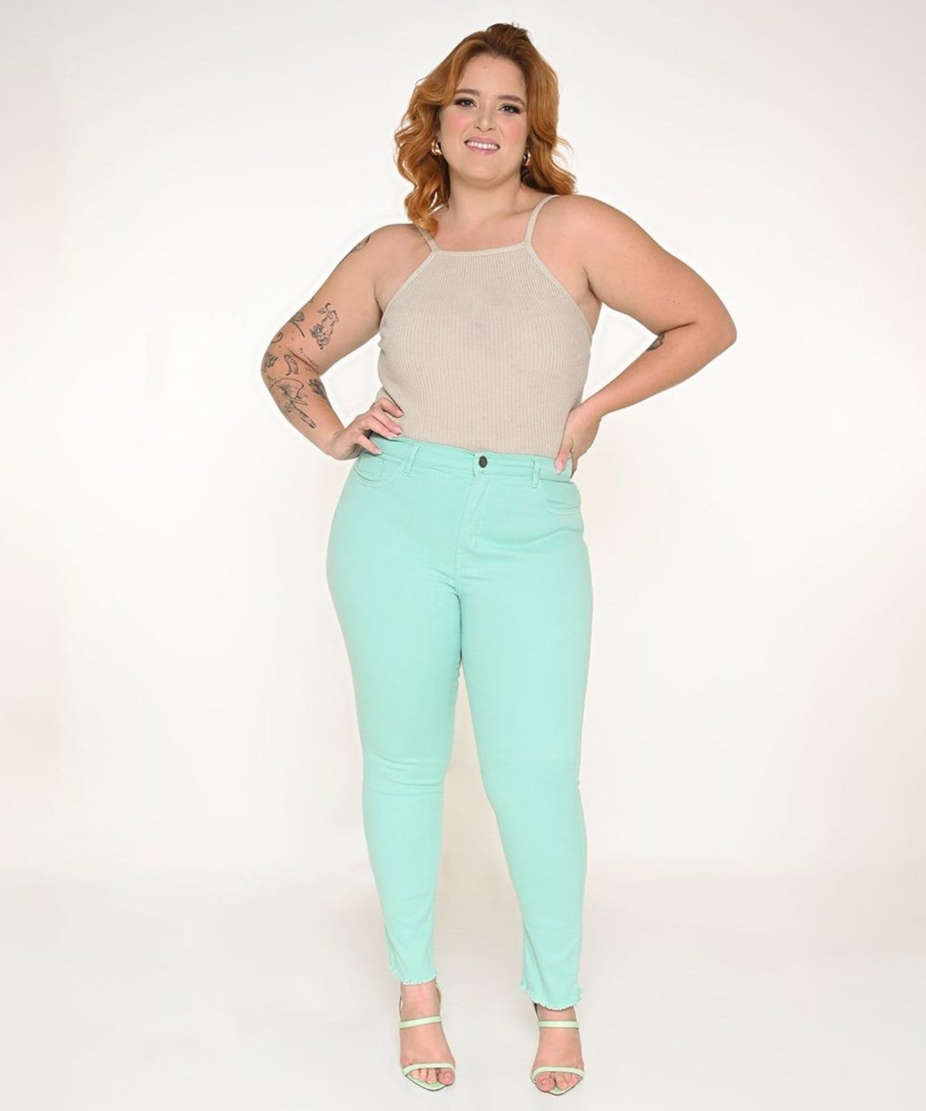 Vista principal Calça Feminina Sarja Cigarrete Plus Jade Razon Jeans azul