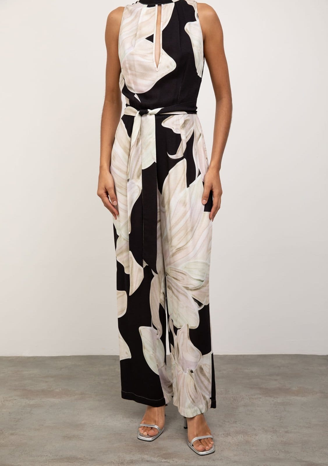 Vista 2 Macacão Iódice Solto Gola Alta Sem Manga Longo IÓDICE preto