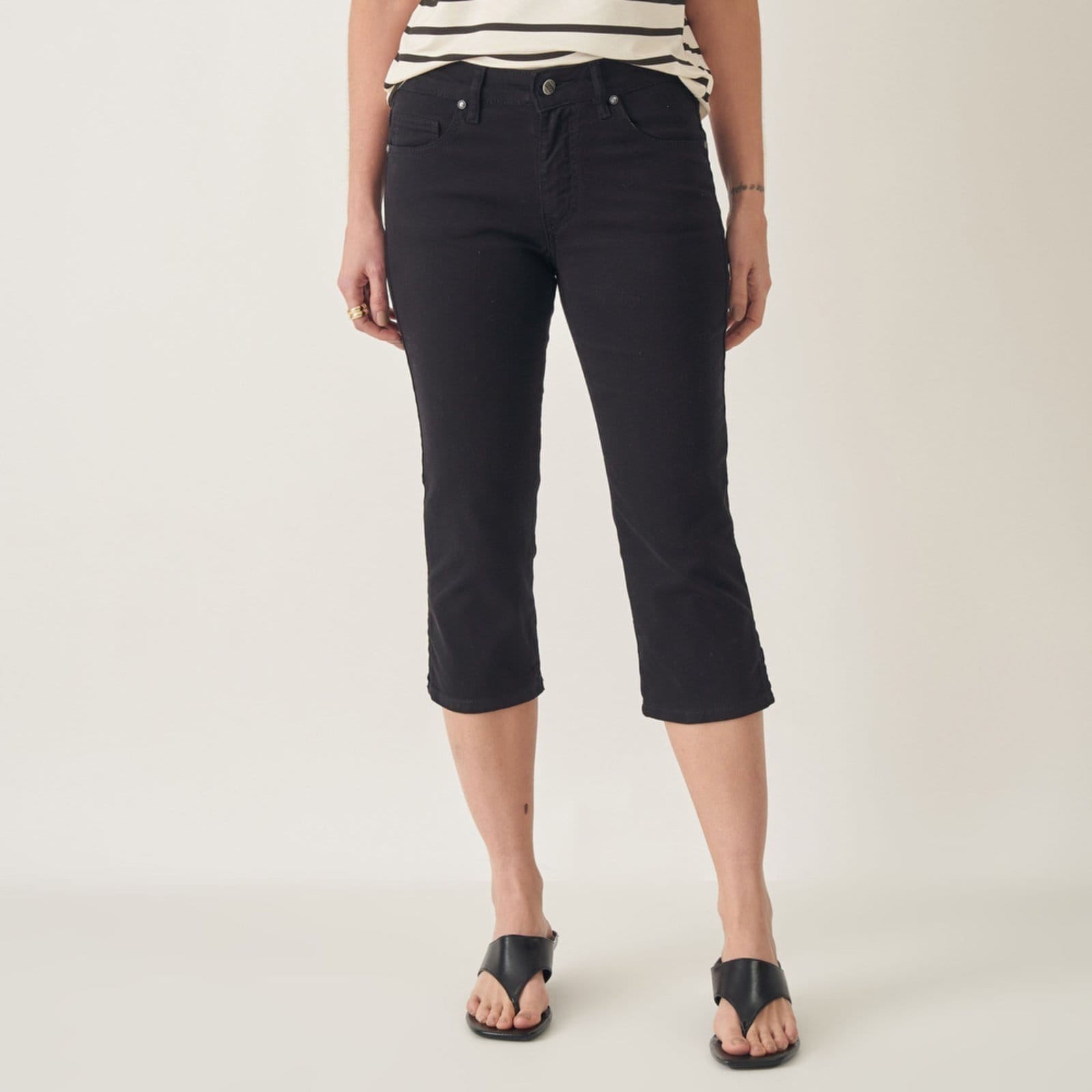 Vista principal Calça Capri Color Cintura Alta com Fendas Bloom preto