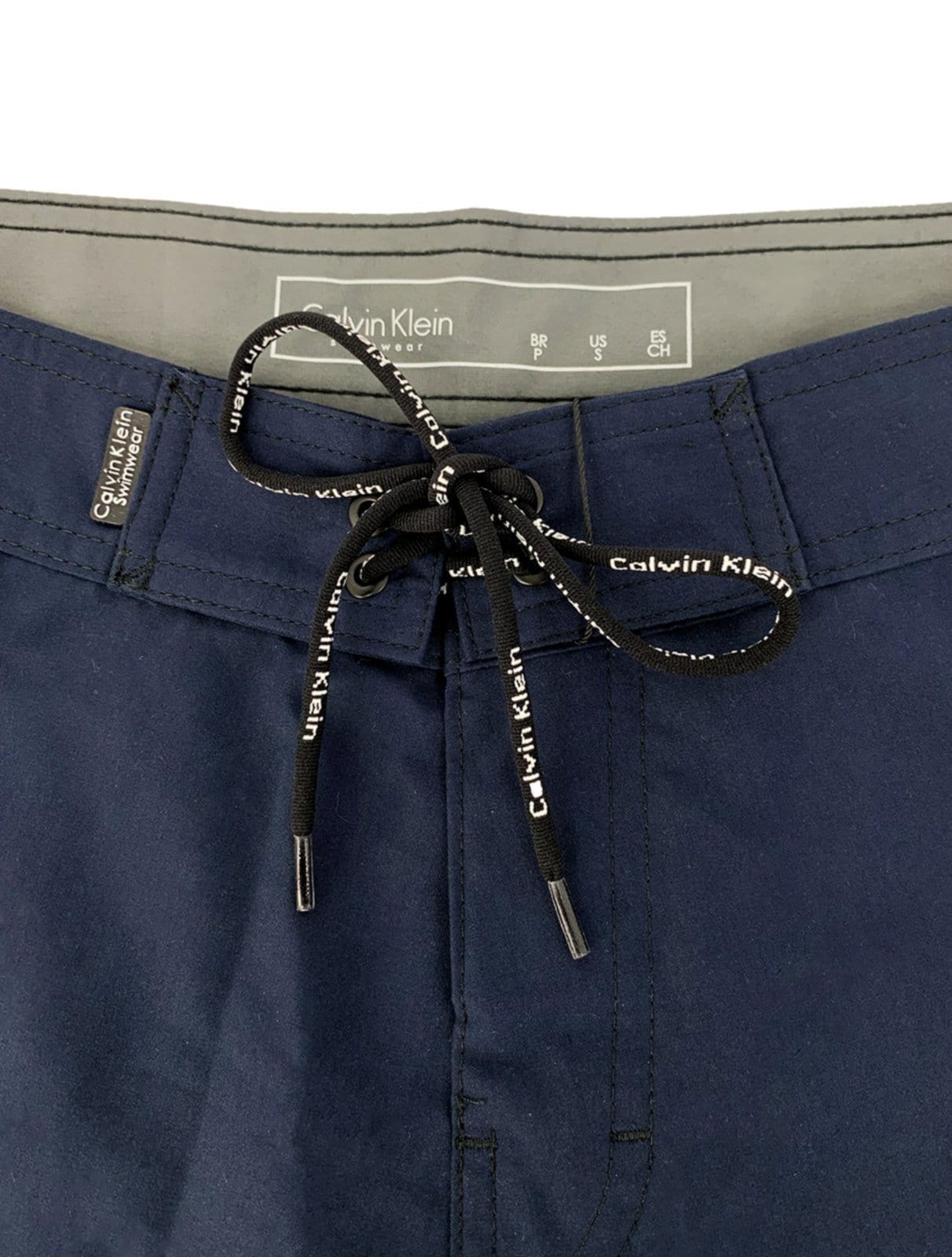 Vista 2 Bermuda Calvin Klein Swimwear Masculina D Água Vertical Logo Calvin Klein azul marinho