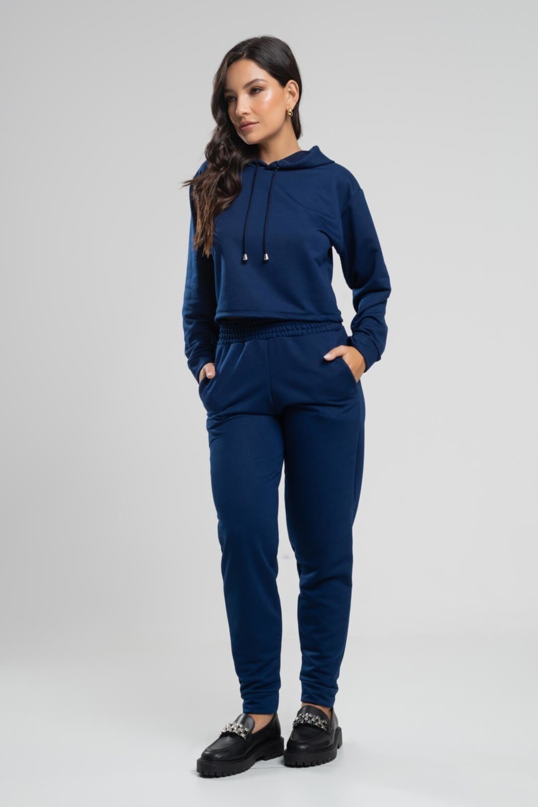 Vista principal Conjunto Moletinho Feminino Calça Jogger e Casaco Cropped com Capuz Vicbela Marinho Vicbela azul/azul marinho azul