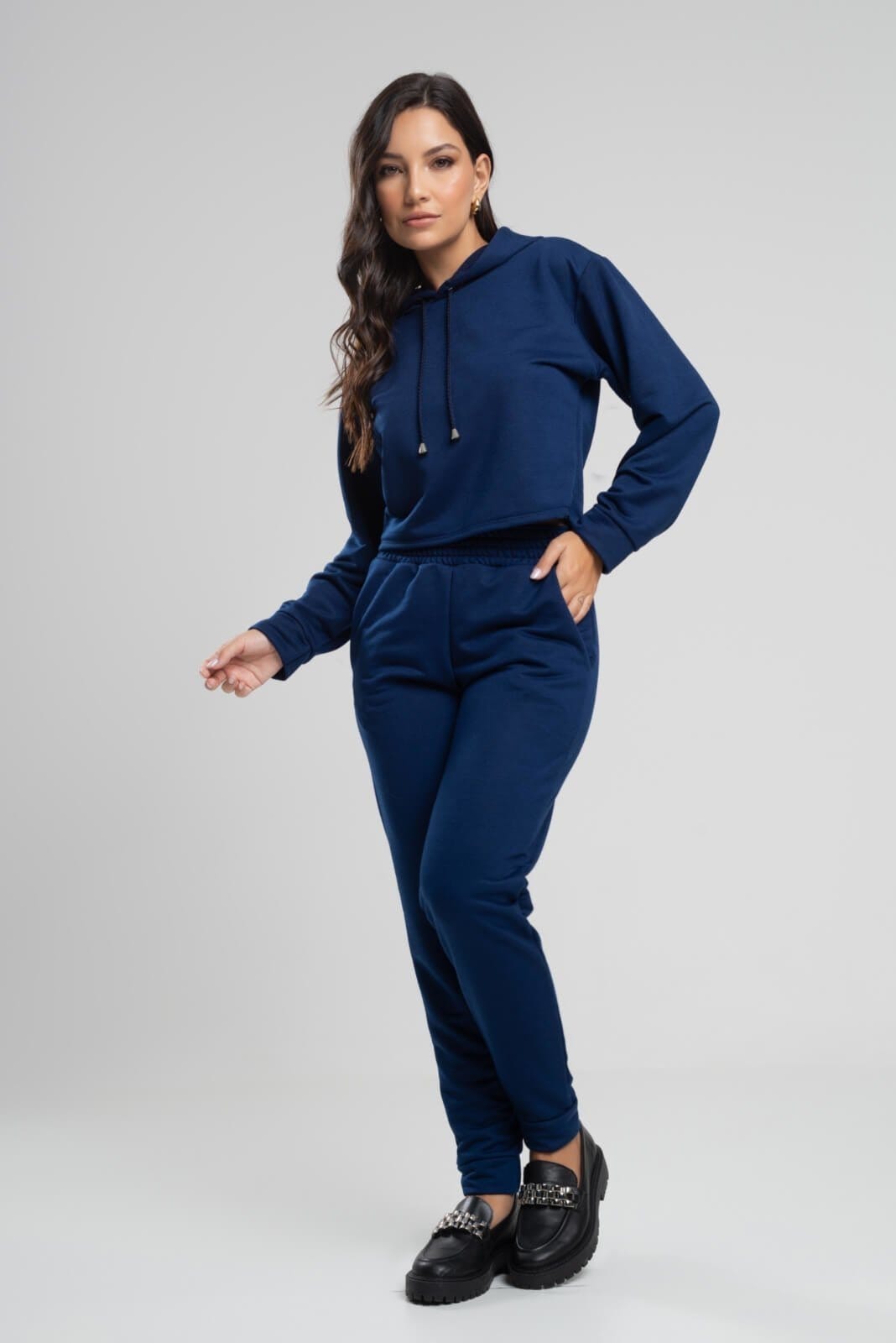 Vista 2 Conjunto Moletinho Feminino Calça Jogger e Casaco Cropped com Capuz Vicbela Marinho Vicbela azul/azul marinho azul