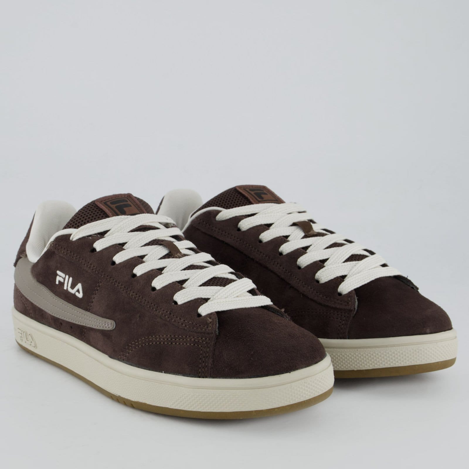 Vista 2 Tênis Fila Court 90 e Bege Fila marrom