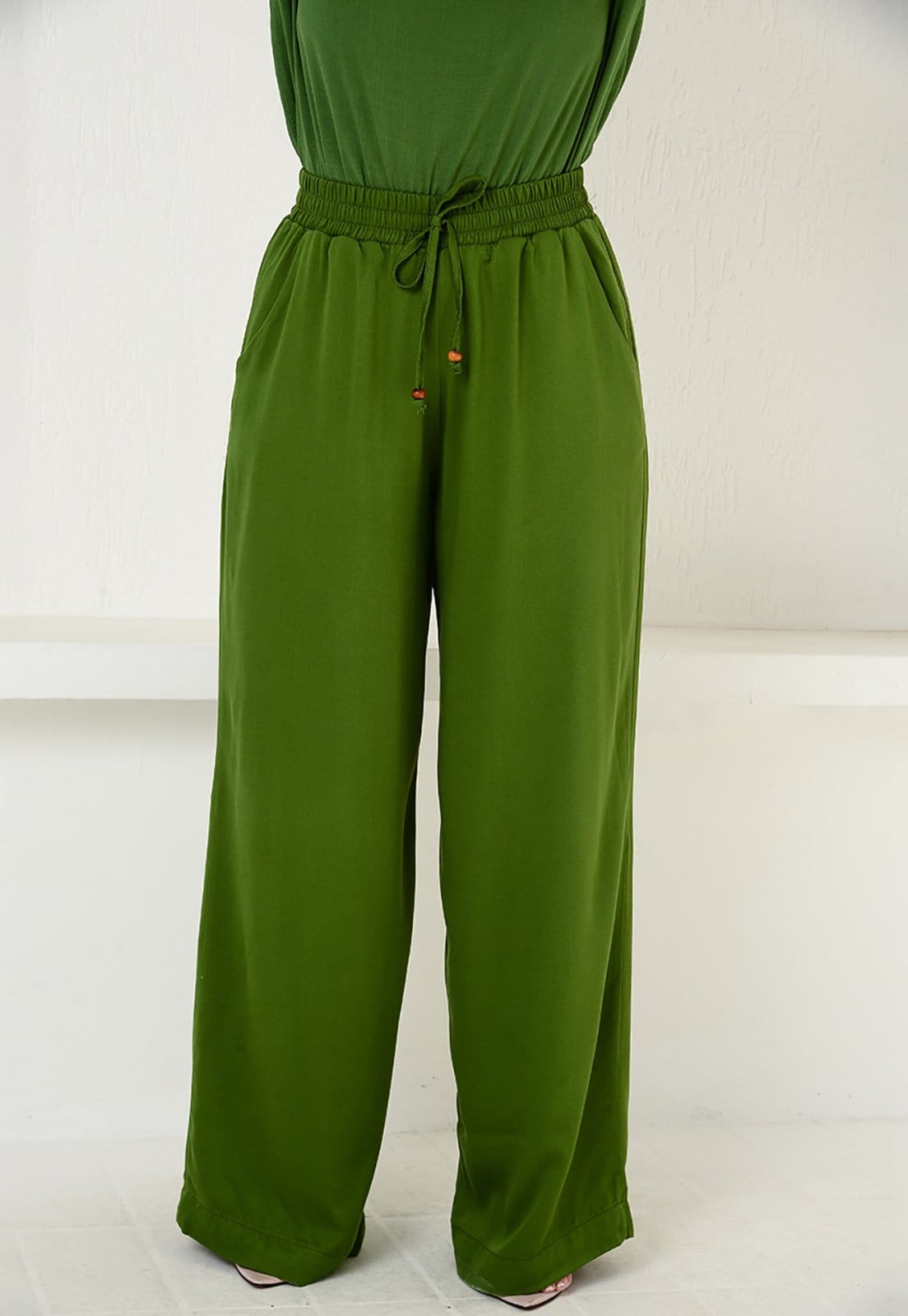 Vista 2 Calça Pantalona em Viscose BBonnie Manu Militar BBonnie verde