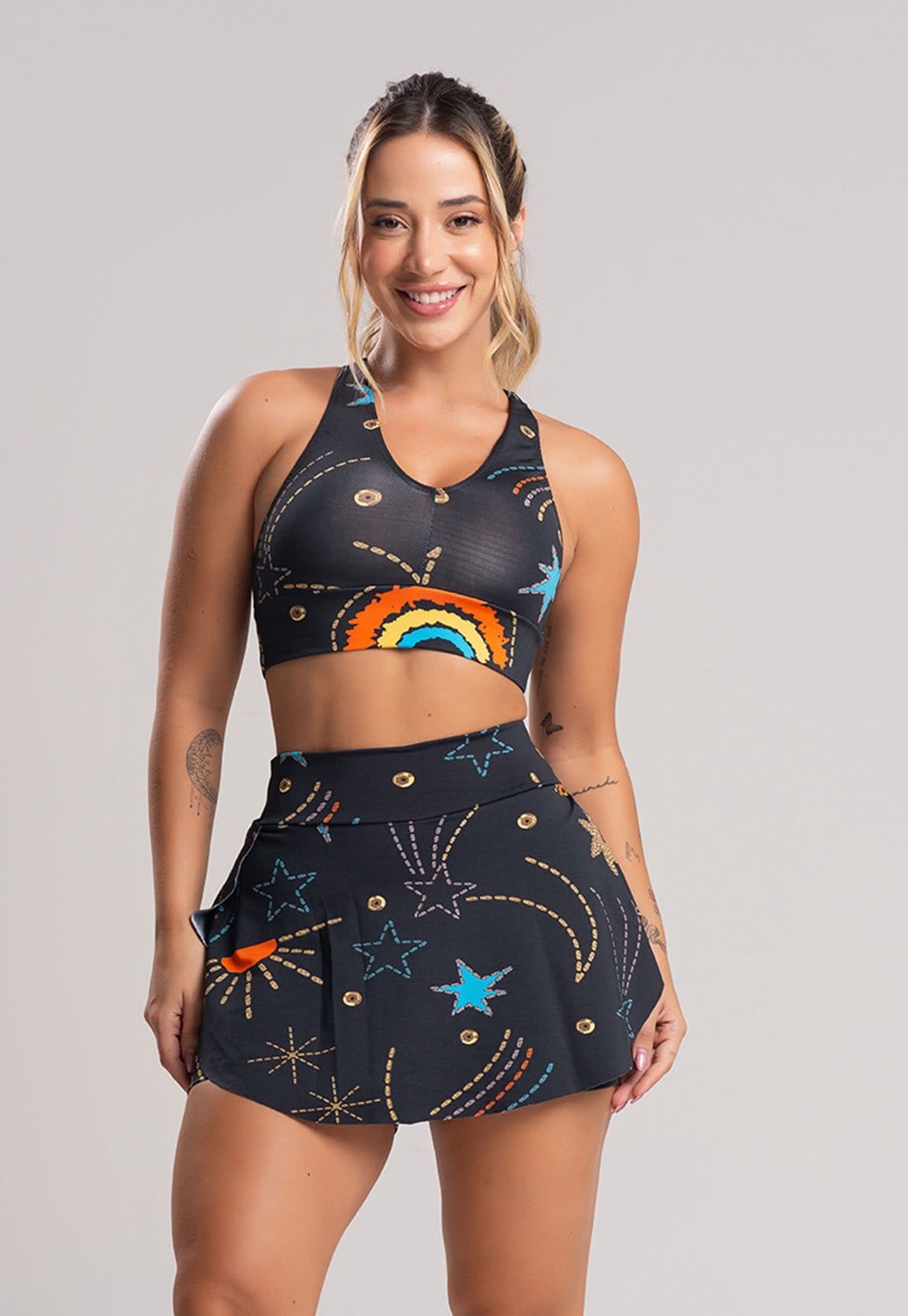 Vista 2 Short Saia MVB Modas Curto Tapa Bumbum Suplex Cosmic Mvb Modas estampado/multicolorido/preto