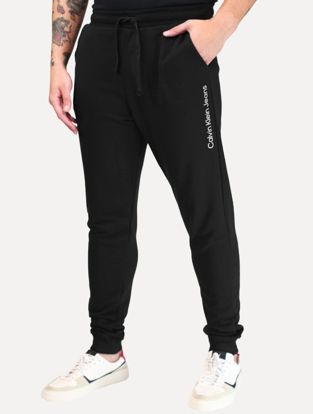 Vista principal Calça Calvin Klein Jeans Masculina Moletom Side New Logo Preta Calvin Klein preto