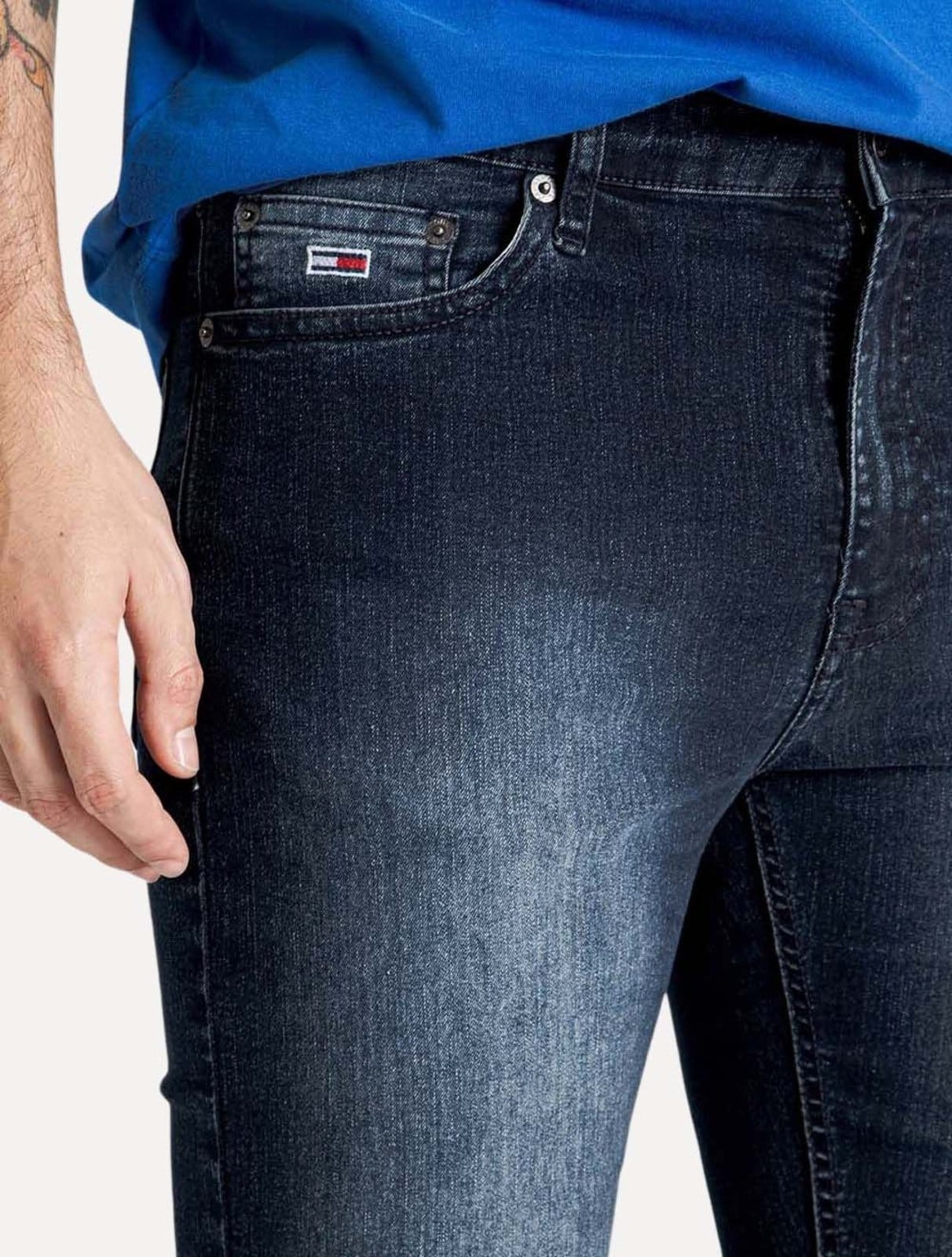 Vista 2 Calça Tommy Jeans Masculina Skinny Simon Flag Azul Escura Tommy Jeans jeans azul