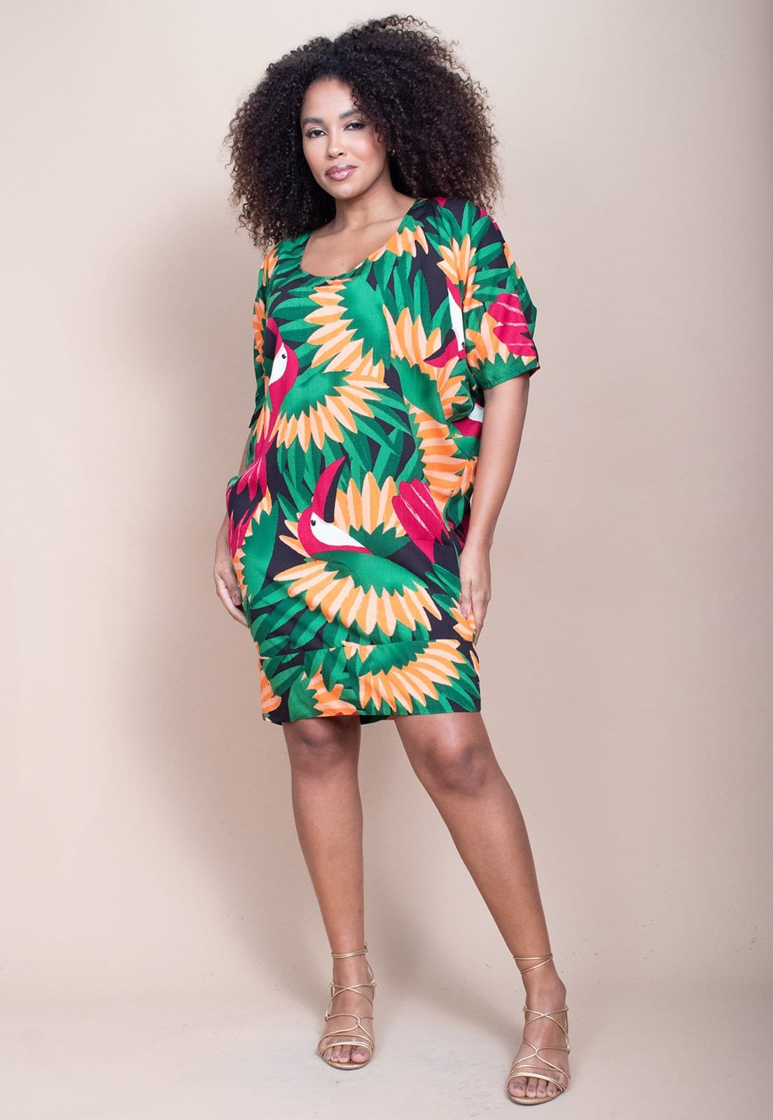 Vista principal Vestido Cabanafree Curto Morcego Estampa Festa dos Tucanos Cabanafree estampado/laranja/verde/vermelho