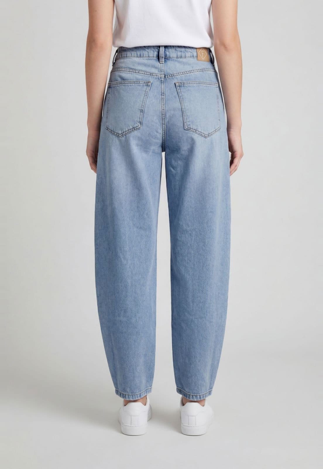 Vista 2 Calça Jeans Feminina Forum Barrel Lavagem Clara Forum azul