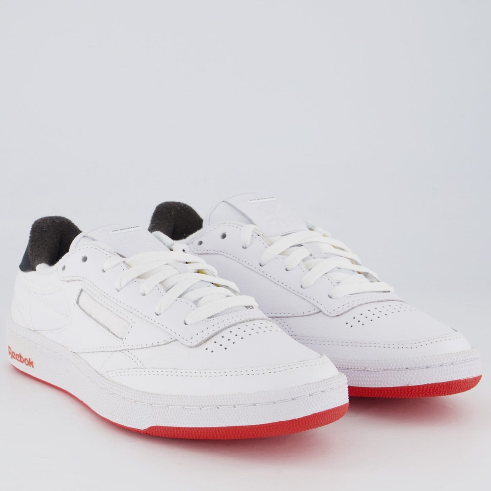 Vista 2 Tênis Reebok Club C 85 Vintage e Vermelho Reebok branco