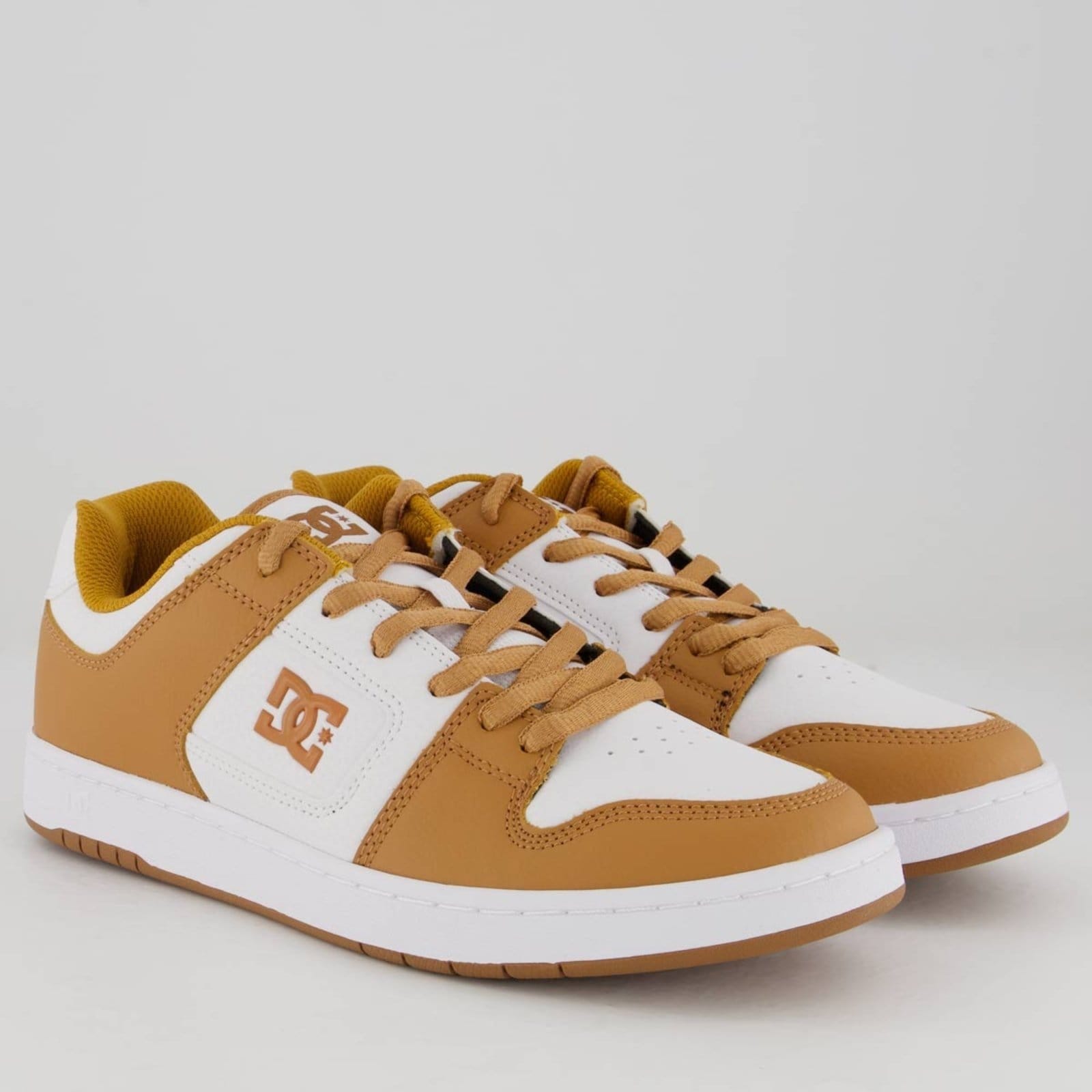 Vista 2 Tênis DC Manteca 4 e Marrom DC Shoes branco