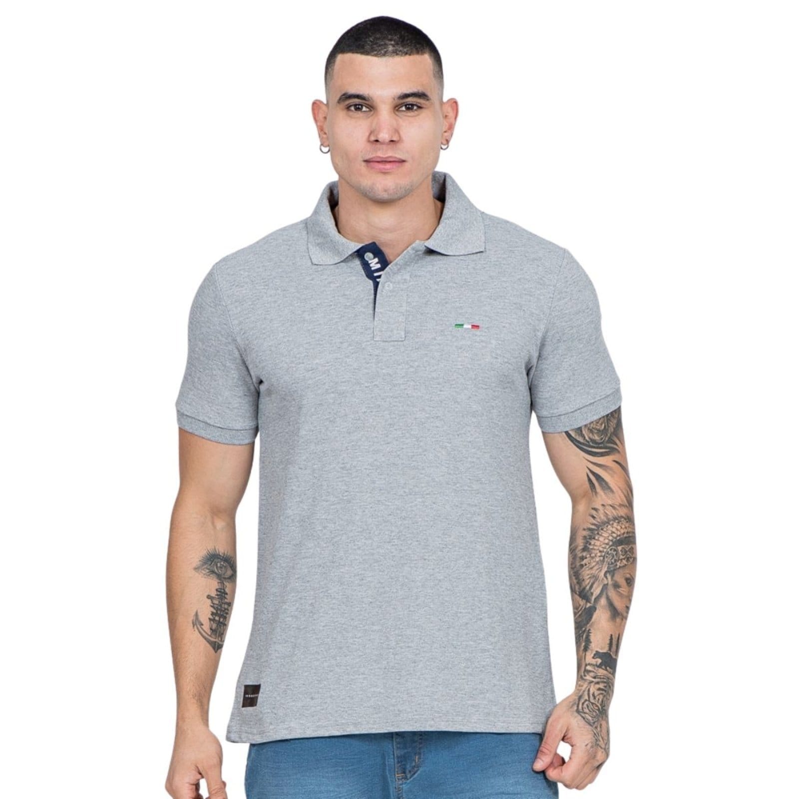 Vista 2 Kit 2 Polos FMF Masculina Básicas Piquet no Estilo Tommy Bordado Itália Branca Cinza FMF branco