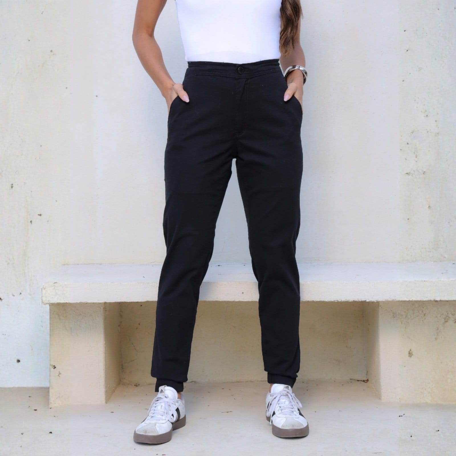 Vista principal Calça Jogger Sarja Feminina Bolso-Faca Comfy Revanche Brampton Revanche preto