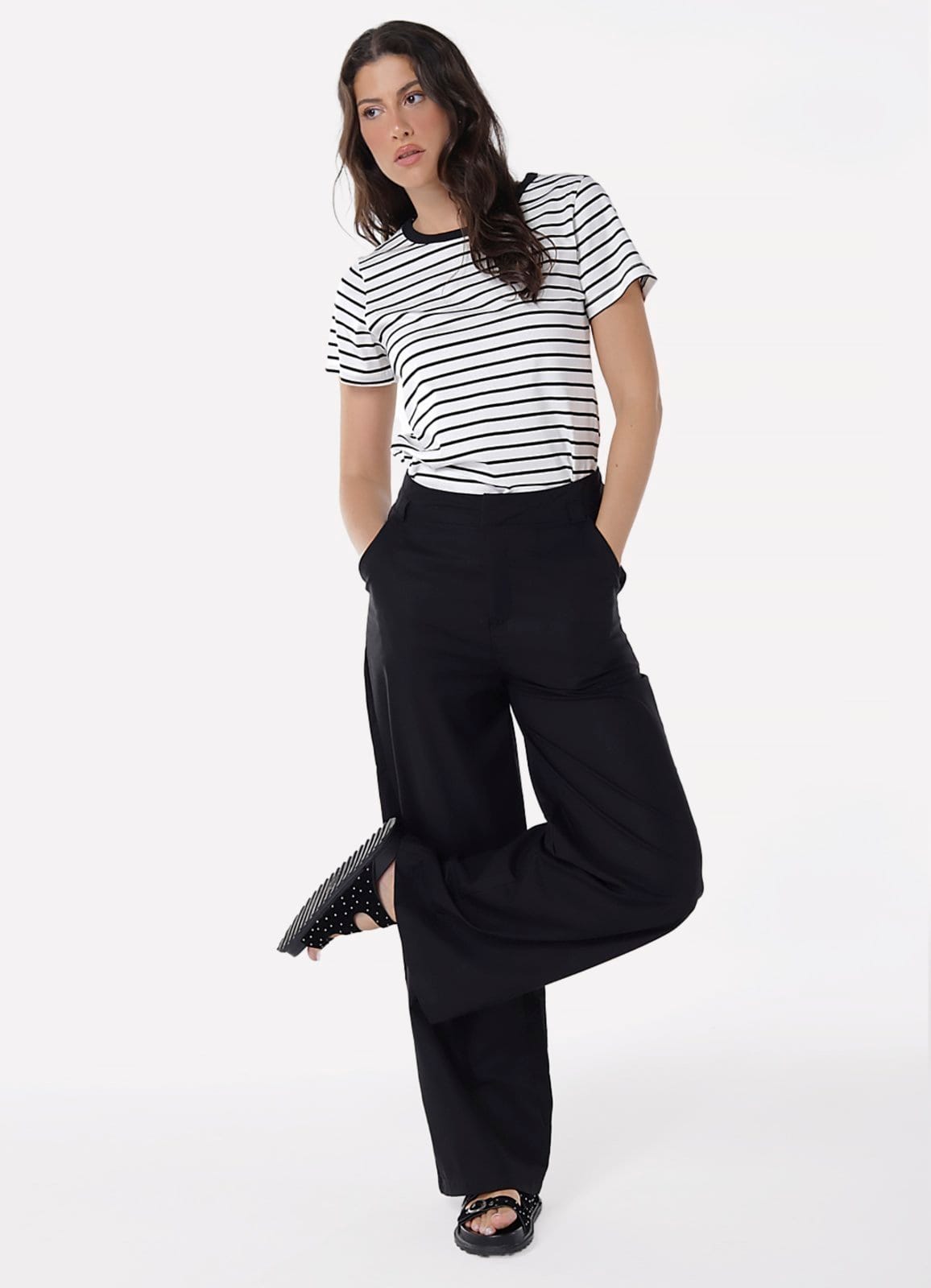 Vista 2 Calça de Linho Preta Pantalona Alfaiataria Feminina SOB preto