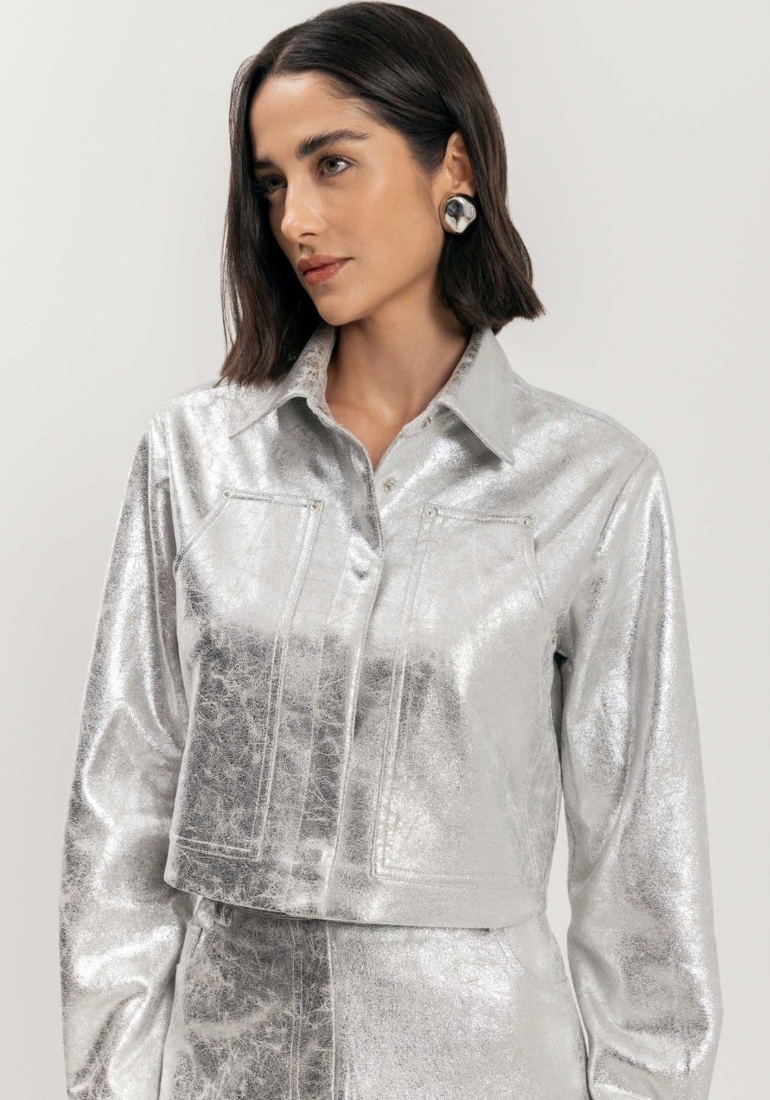 Vista 2 Jaqueta Curta Com Bolsos E Botões Em Suede Metalizado Lez a Lez prata