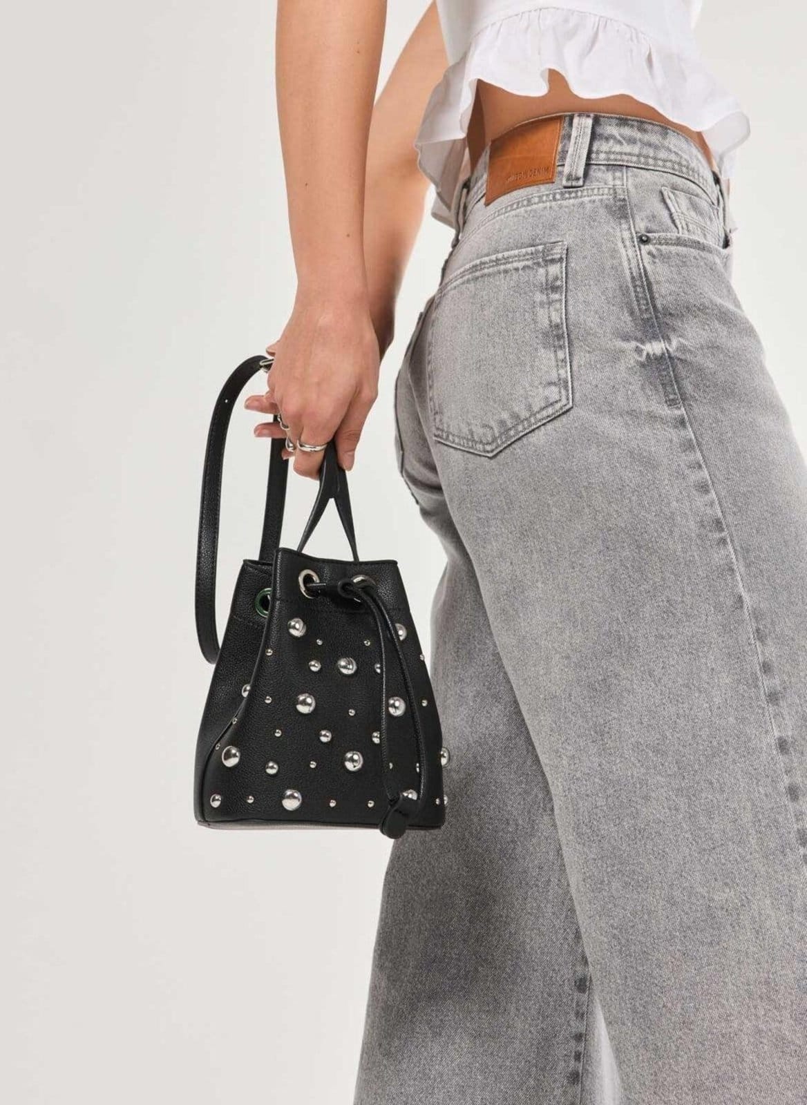 Bolsa Bucket Preta Tachas Prateadas