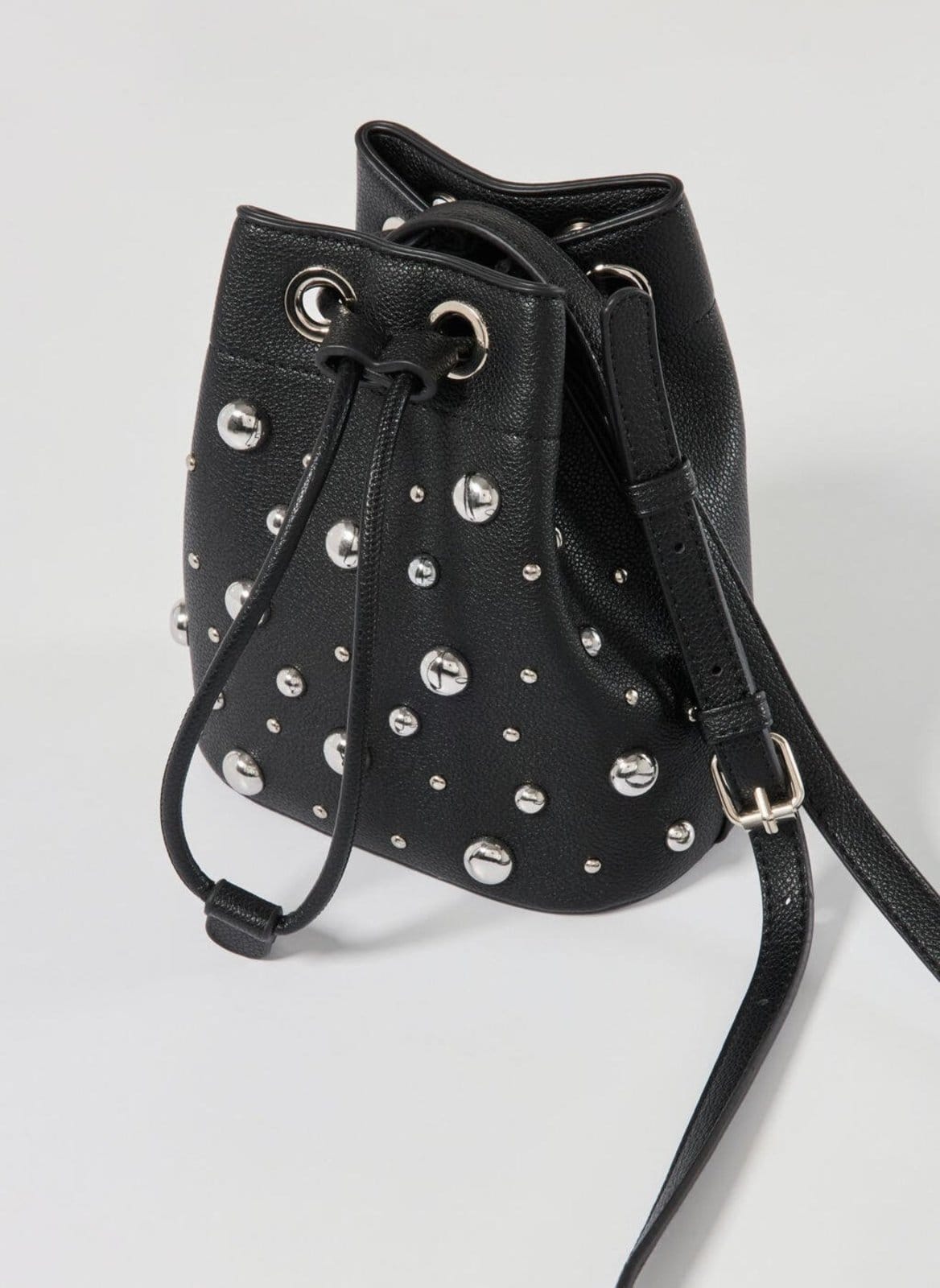 Vista 2 Bolsa Bucket Preta Tachas Prateadas Youcom preto