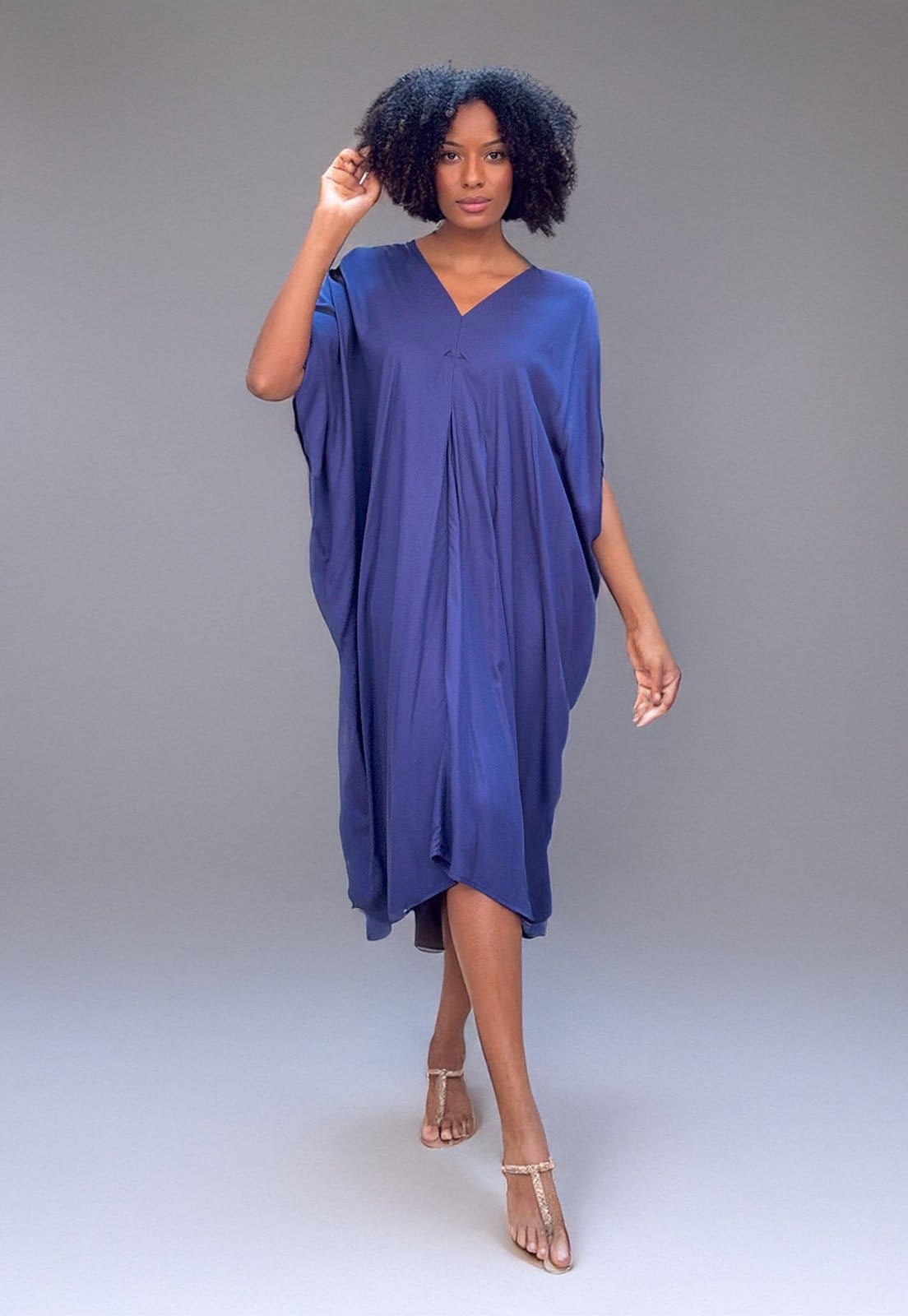 Vista 2 Vestido Kaftan Detalhes nas Costas Marinho Amazonia Vital azul