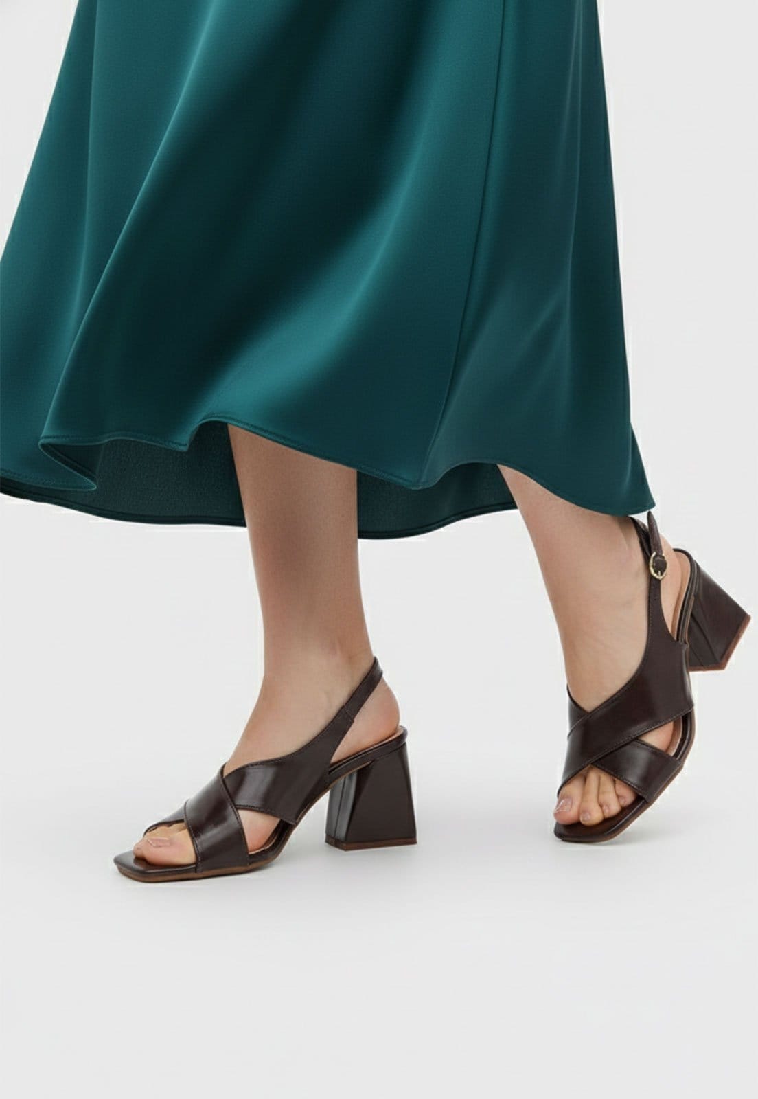 Vista 2 Sandália Salto Geométrico Feminina Atalia Shoes Madrid Rocha Tiras Cruzadas Slingback Tendência 2026 Atalia Shoes café