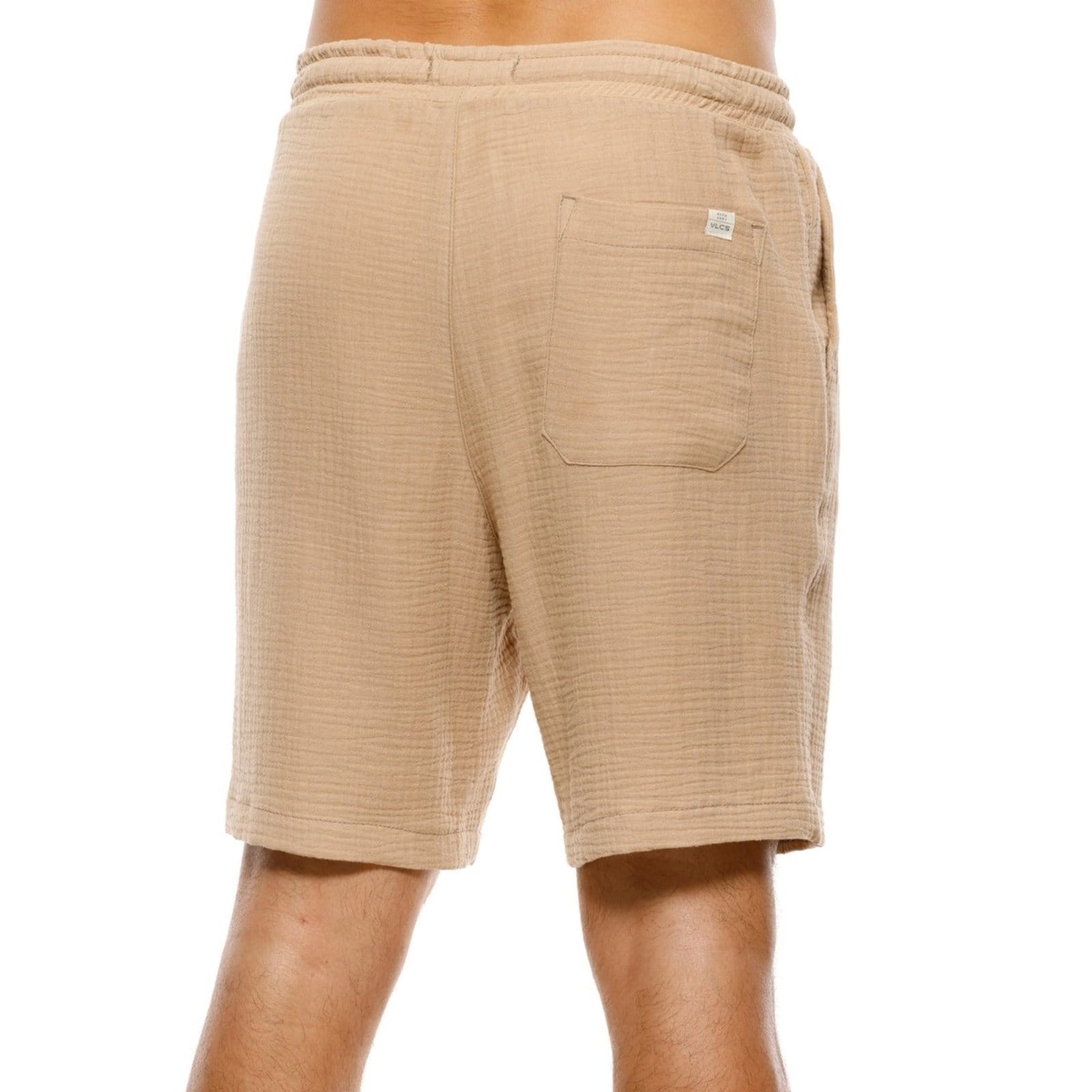 Vista 2 Bermuda Masculina Passeio Diferenciada VLCS VLCS VIOLAÇÕES cáqui