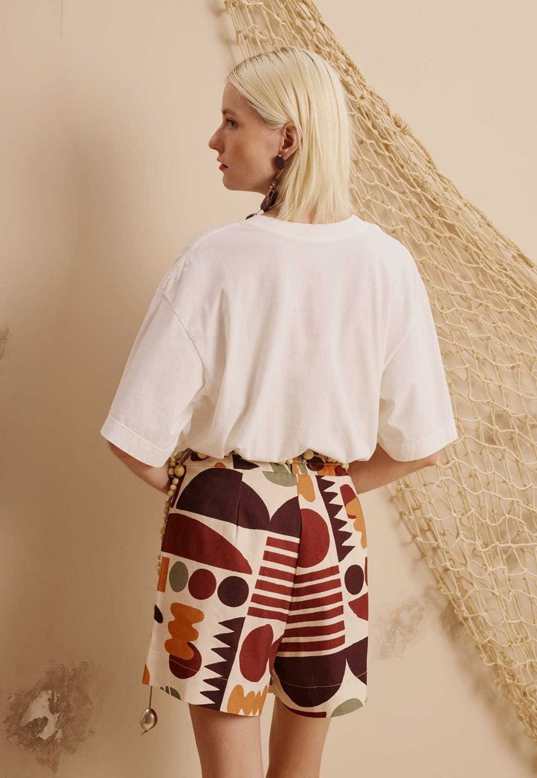 Vista 2 Short Pregas Estampado Ribeirinha CaCay marrom