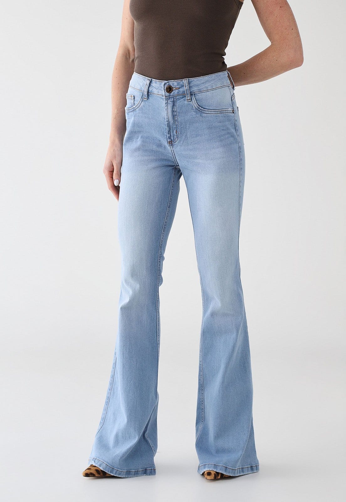 Calça Jeans Feminina Lança Perfume Atena Flare Lavagem Clara