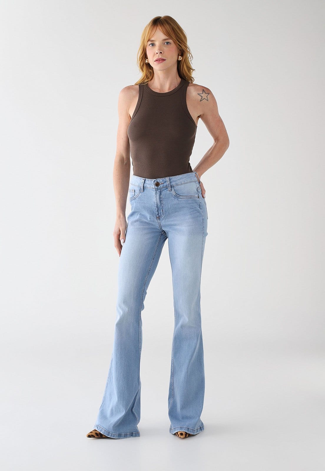 Vista 2 Calça Jeans Feminina Lança Perfume Atena Flare Lavagem Clara Lança Perfume azul