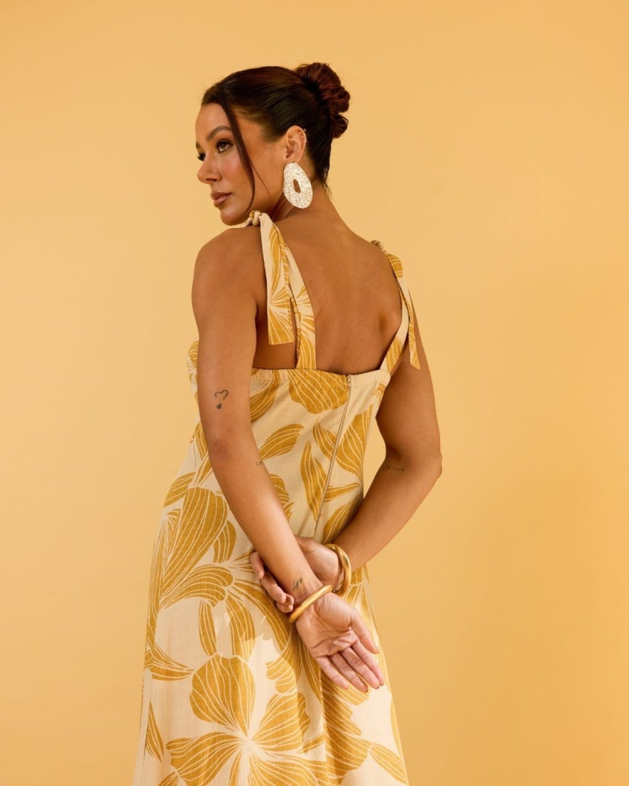 Vista 2 Vestido Longo VHF VARIEDADES Viscose Estampado Alças Regulaveis Elegante Feminino Mostarda VHF VARIEDADES unico