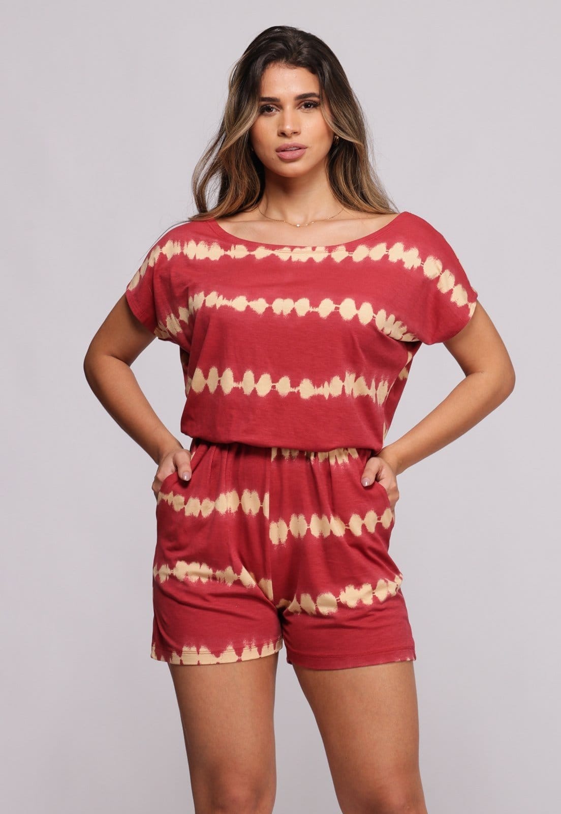 Vista principal Macaquinho Decote Canoa B’Bonnie Mila Tie Dye Vermelho B'Bonnie estampado