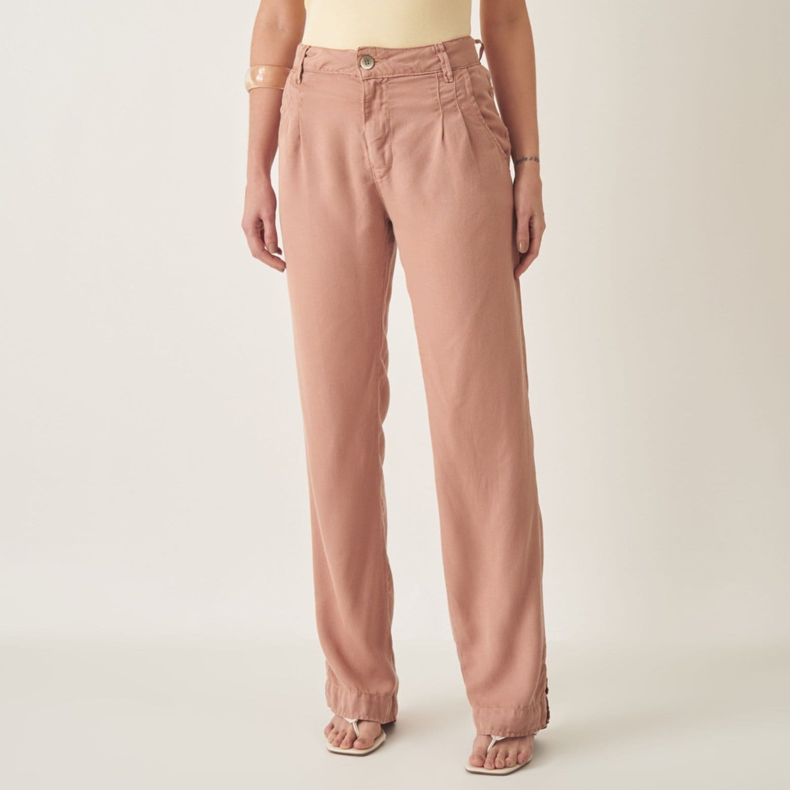 Vista principal Calça Reta Tencel Color com Pregas Bloom bege