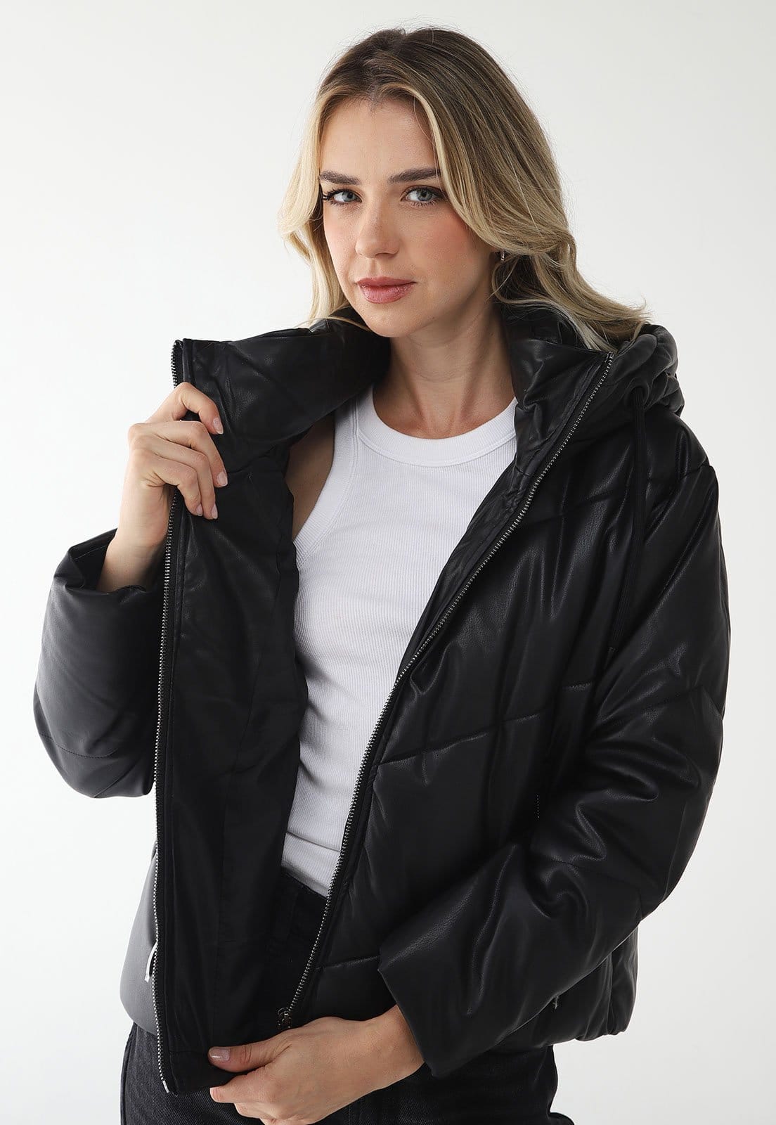 Vista principal Jaqueta Puffer Facinelli PU Matelassê Com Capuz Preta Facinelli preto