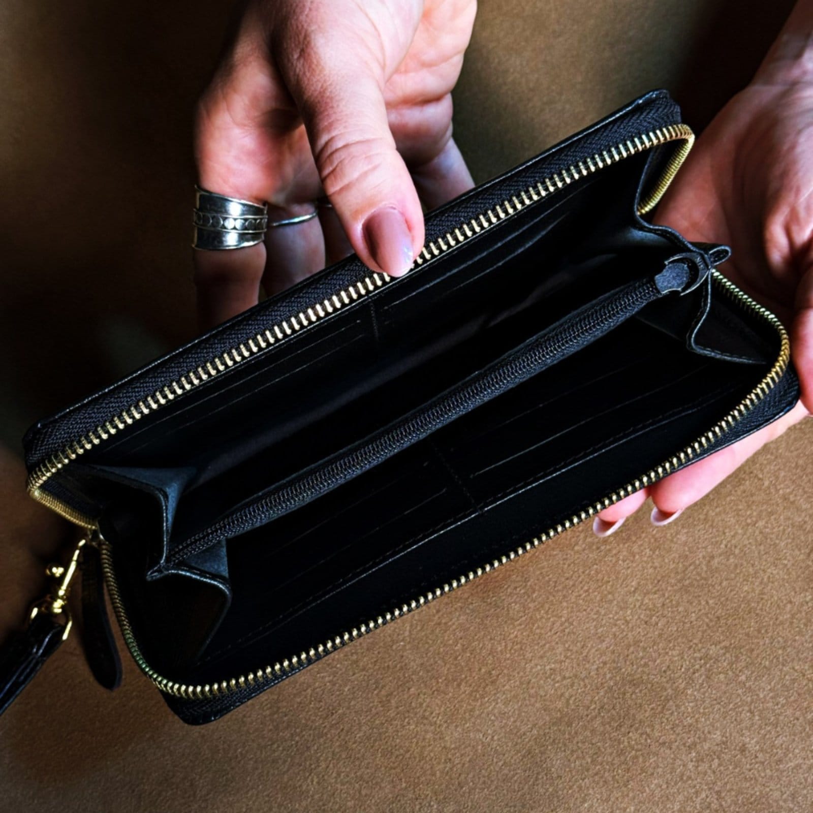 Vista 2 Carteira ou bolsa de mão feminina em couro na cor preta USEPELLE preto