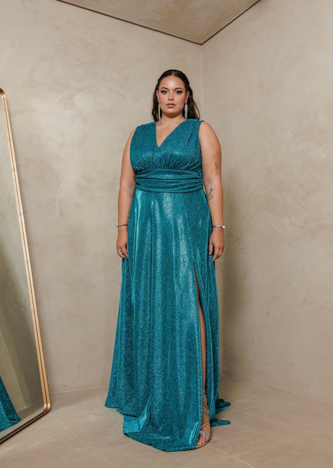 Vista 2 Vestido Longo de Festa Plus Size Decote em V Com Brillho com Fenda Amynalia Turquesa Cia do Vestido azul