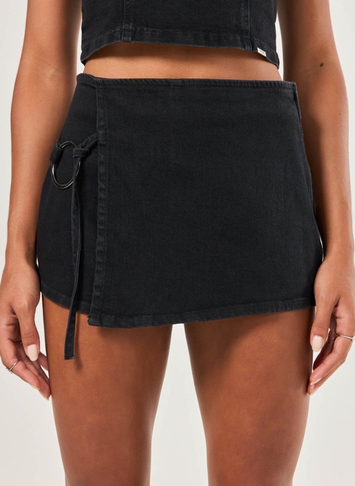 Vista 2 Mini Short Saia Transpassado Argola Youcom preto