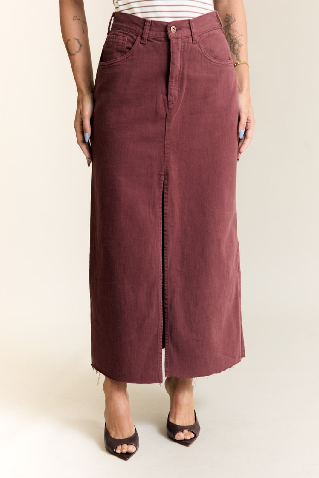 Vista principal Saia Sarja Longa Feminina Abertura Frontal na Cor Lemier Collection LEMIER vinho