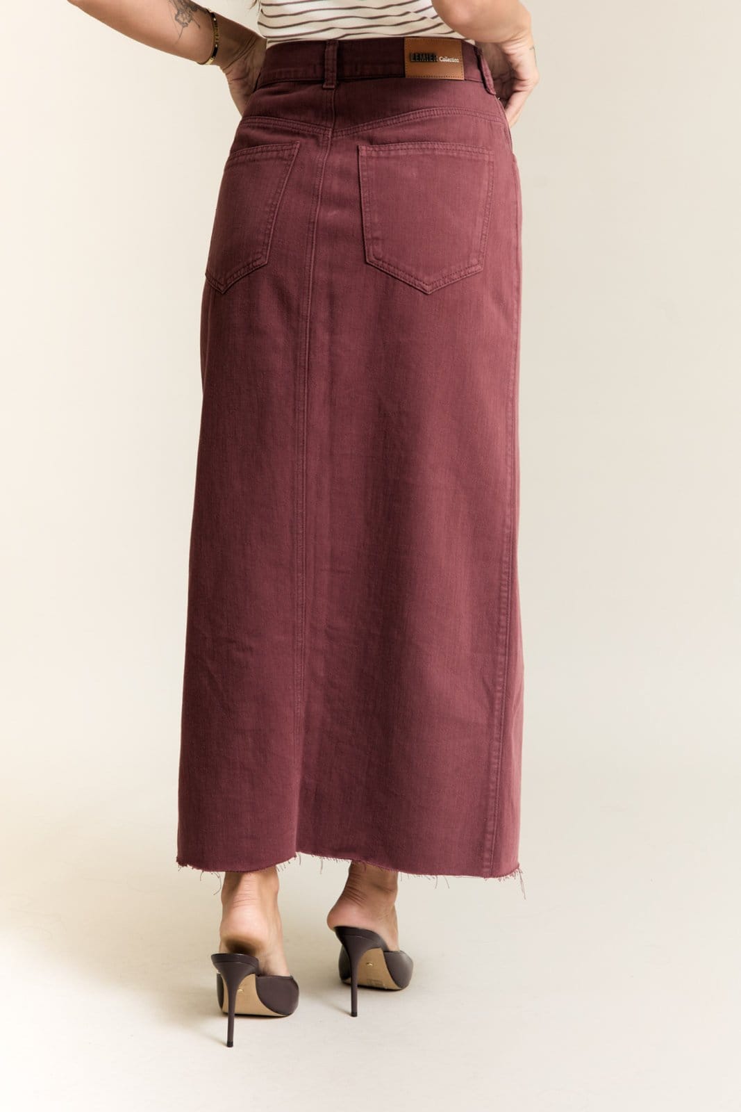 Vista 2 Saia Sarja Longa Feminina Abertura Frontal na Cor Lemier Collection LEMIER vinho