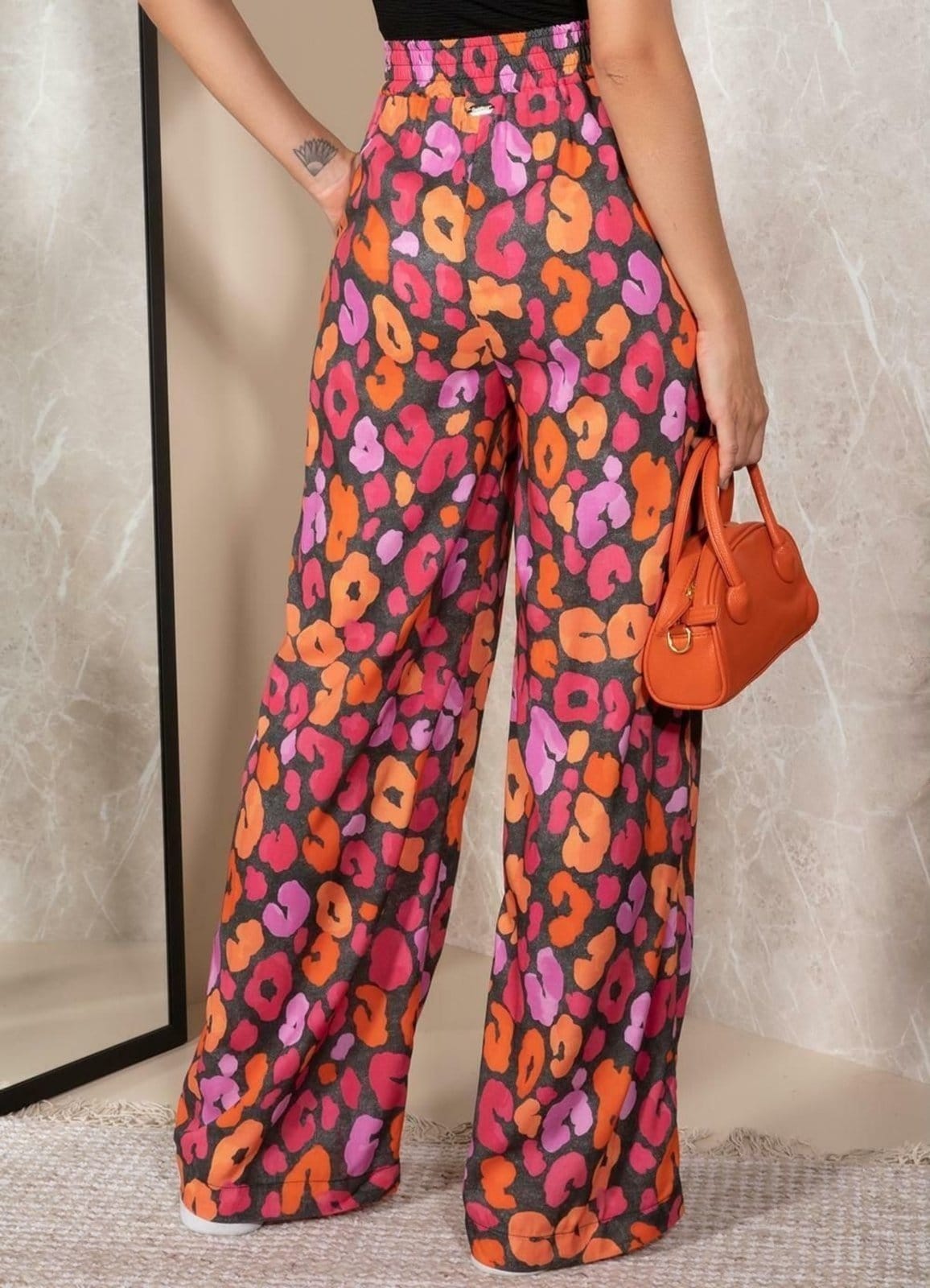 Vista 2 Calça Viscose Plana Onça Colorida Colorido Quintess preto