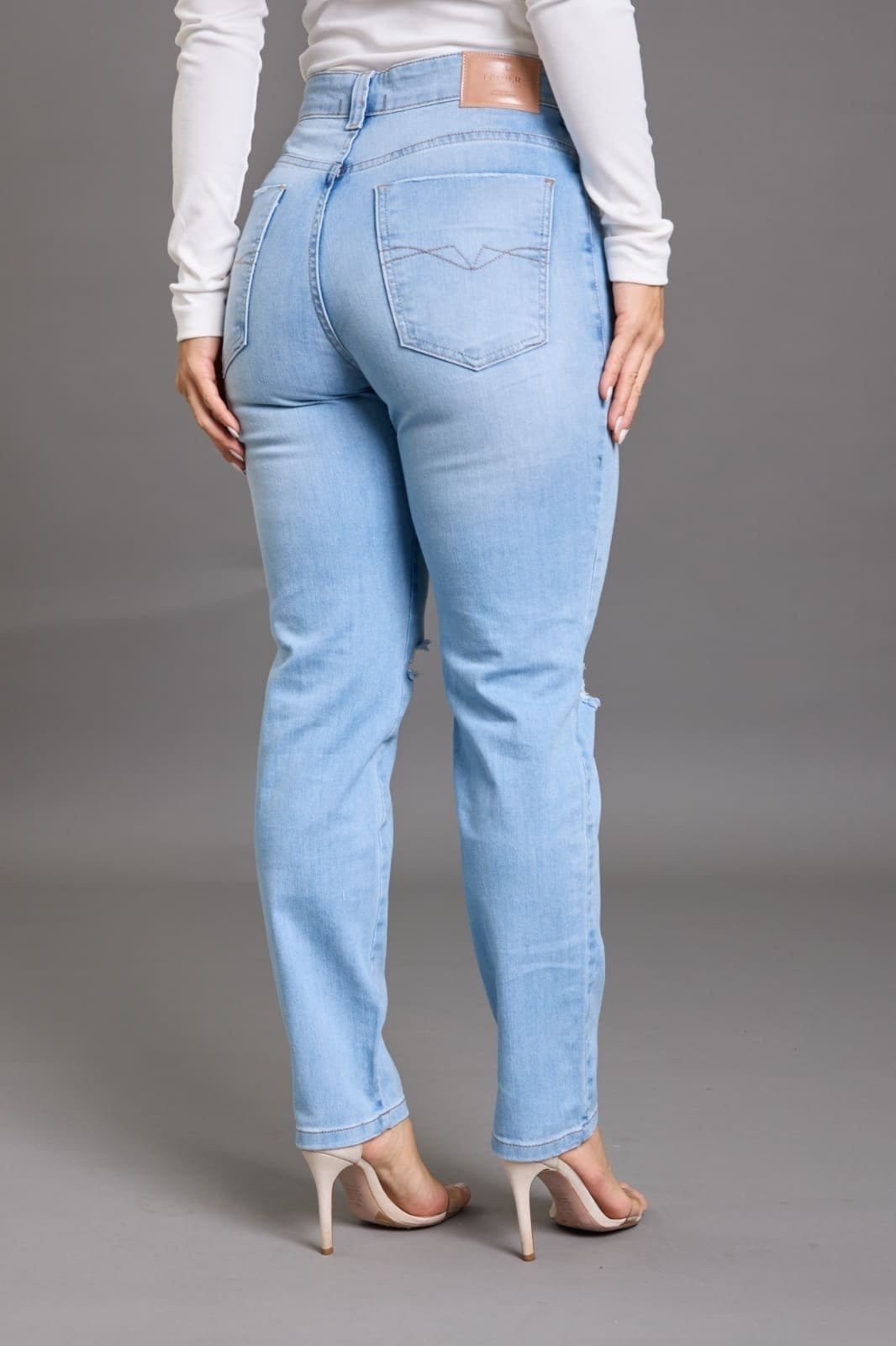 Vista 2 Calça Jeans Mom Destroyed Feminina Lavagem Clara Lemier Collection LEMIER azul