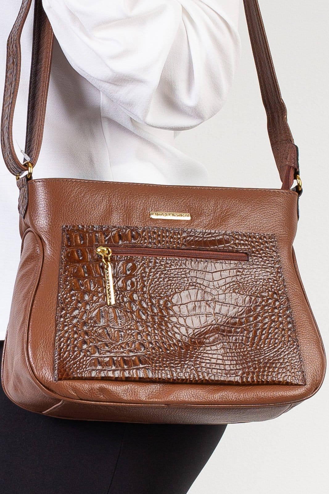 Vista principal Bolsa feminina tiracolo de couro croco Maísa - Whisky Andrea Vinci verde