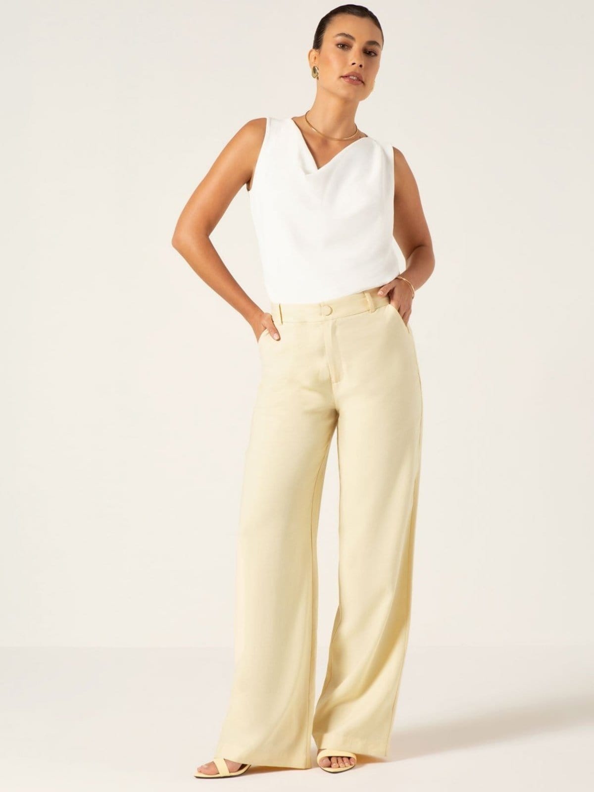 Vista 2 Calça Wide Leg em Viscose Manteiga Jade Principessa amarelo