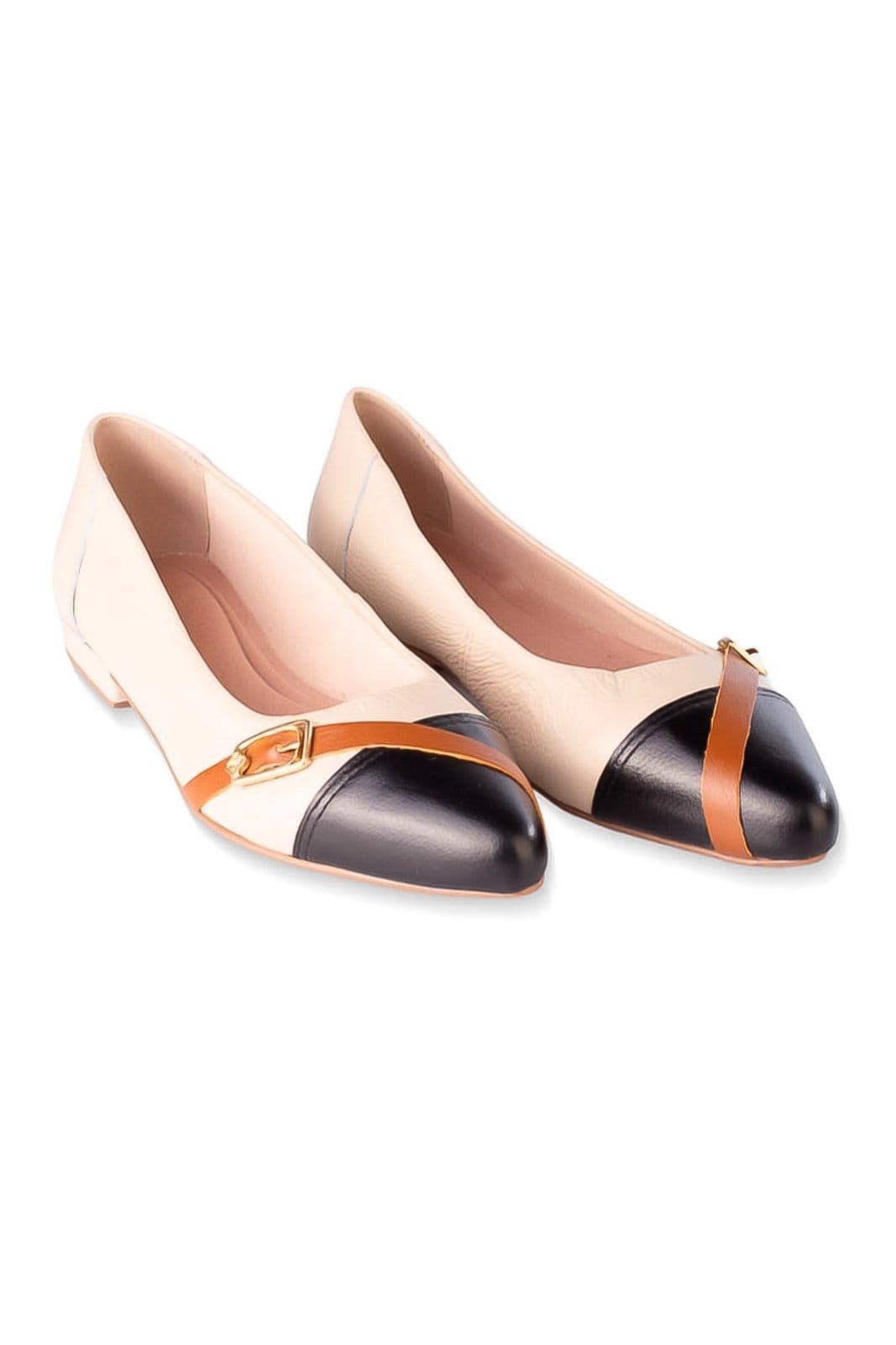 Vista principal Sapatilha em couro bico fino detalhe de fivela Kira - Marfim/Preto Andrea Vinci off-white