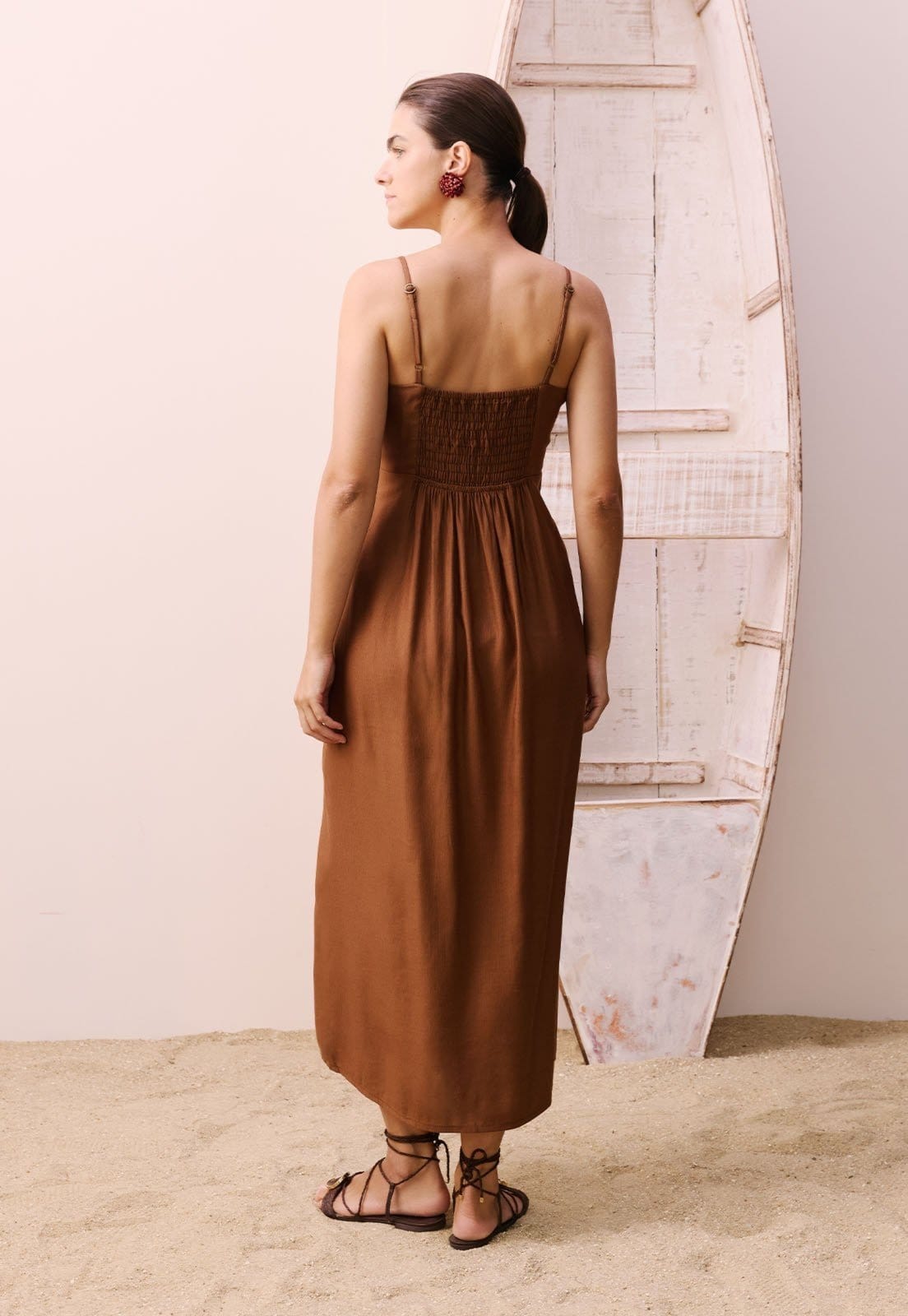 Vista 2 Vestido Midi Bordado Coqueiro CaCay marrom