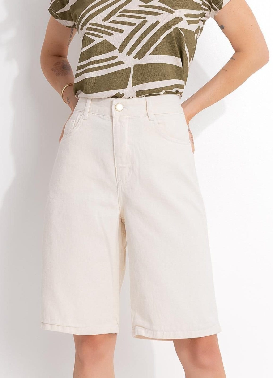 Vista principal Bermuda Em Jeans Off White Quintess branco white