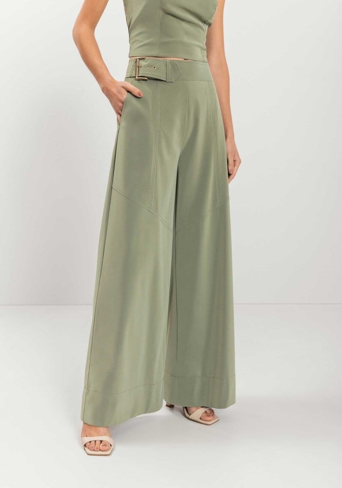 Vista 2 Calça Reta Com Cintura Alta E Fivela No Cós Lez a Lez poás