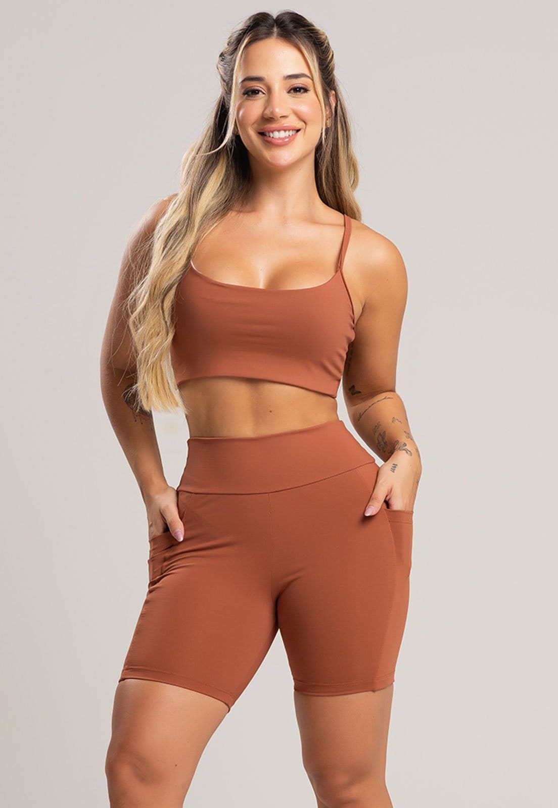 Vista 2 Short Fitness com Bolsos MVB Modas Cintura Alta Feminina Poliamida Academia Mousse Mvb Modas marrom