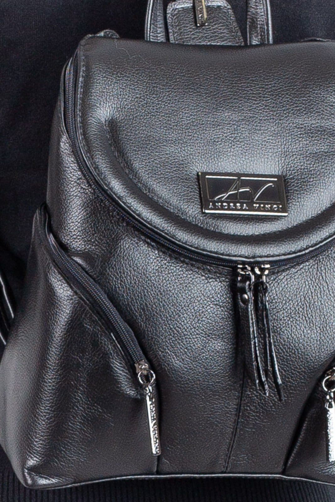 Vista 2 Mochila pequena de couro liso metais grafite Cecília Andrea Vinci preto