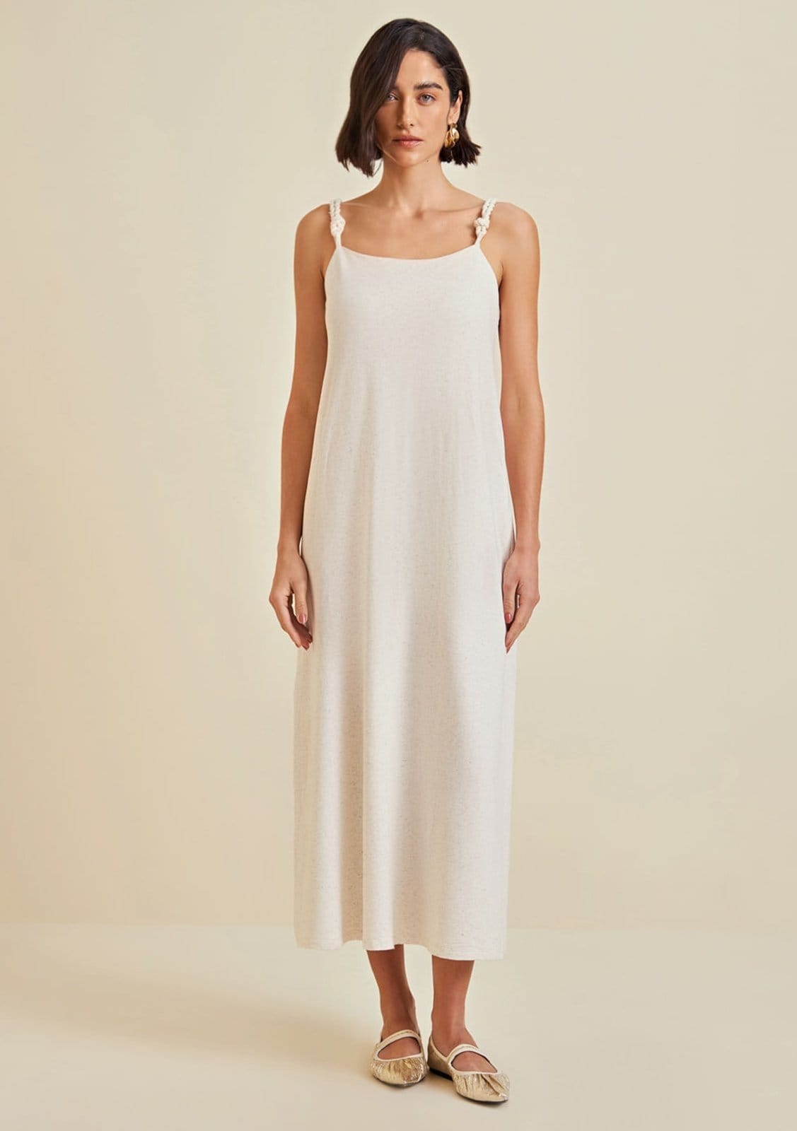 Vista 2 Vestido Morena Rosa Solto Decote Reto Com Alça Midi Bege Morena Rosa bege rosa